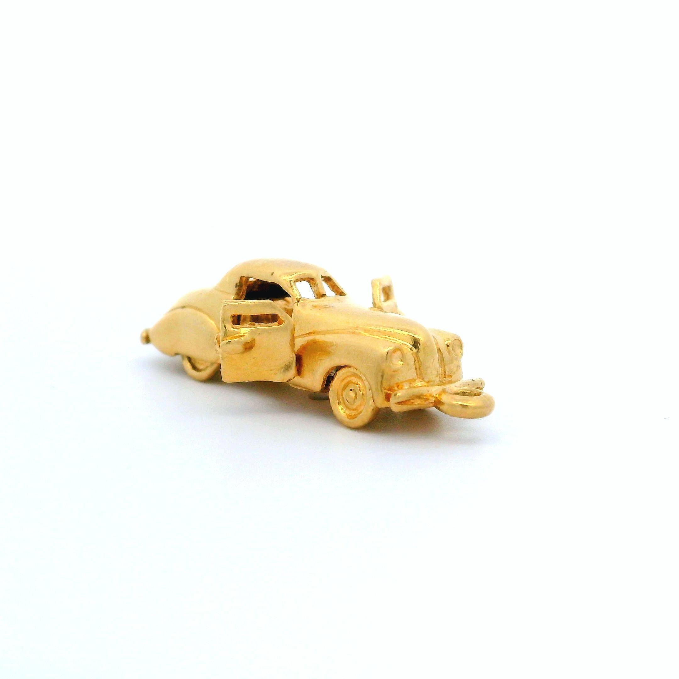 Ciondolo da collezione vintage in oro giallo 14k con auto funzionante dettagliata in 3D in vendita 2