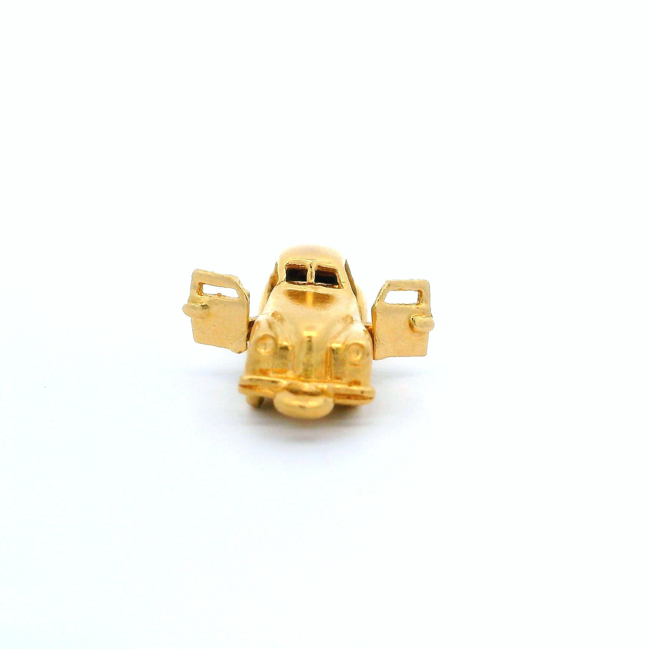 Ciondolo da collezione vintage in oro giallo 14k con auto funzionante dettagliata in 3D in vendita 3