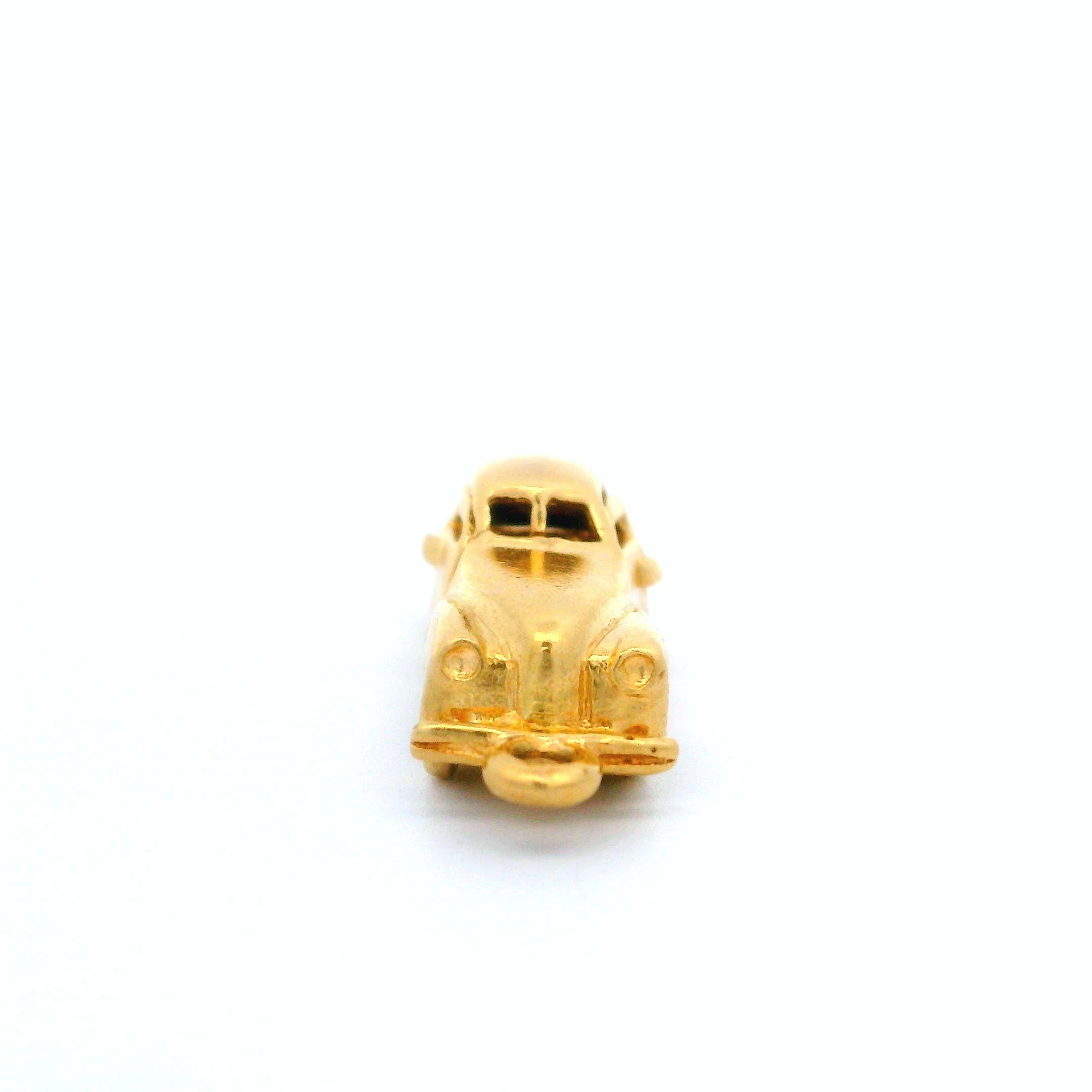 Ciondolo da collezione vintage in oro giallo 14k con auto funzionante dettagliata in 3D in vendita 4