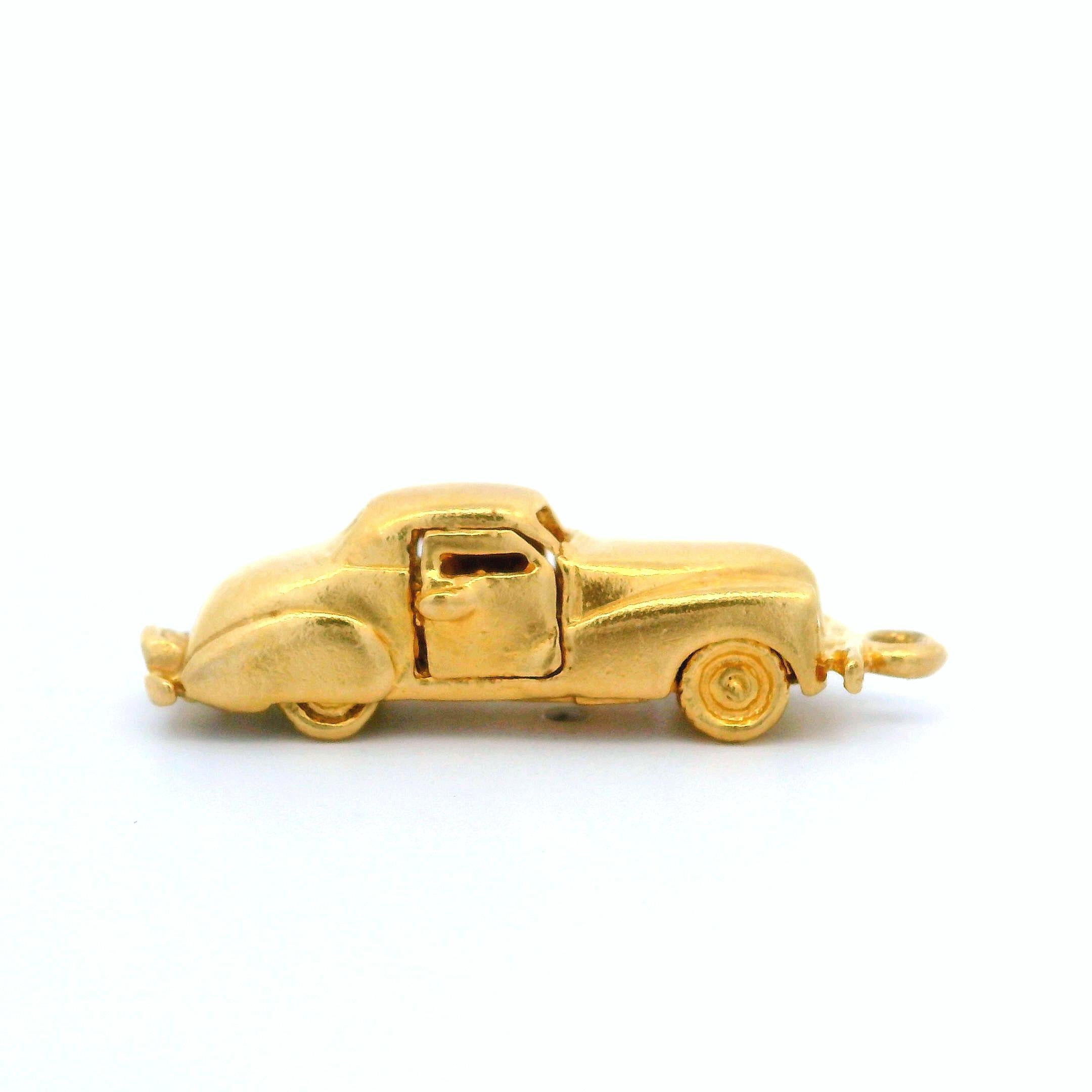 Ciondolo da collezione vintage in oro giallo 14k con auto funzionante dettagliata in 3D in vendita 5
