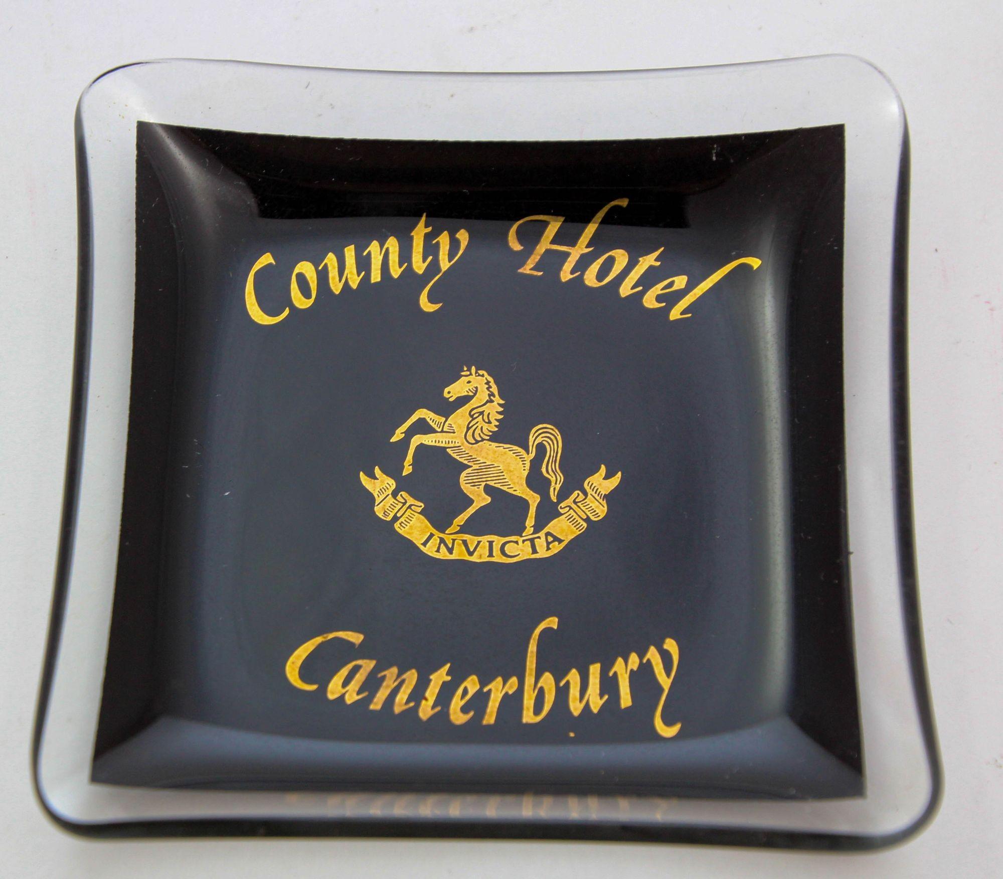 Vintage Collectible Dish County Hotel Canterbury England 1960s In Good Condition For Sale In North Hollywood, CA