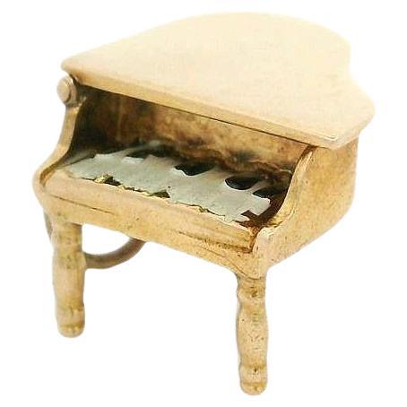 Ciondolo da collezione in oro con pianoforte a coda e chiavi smaltate