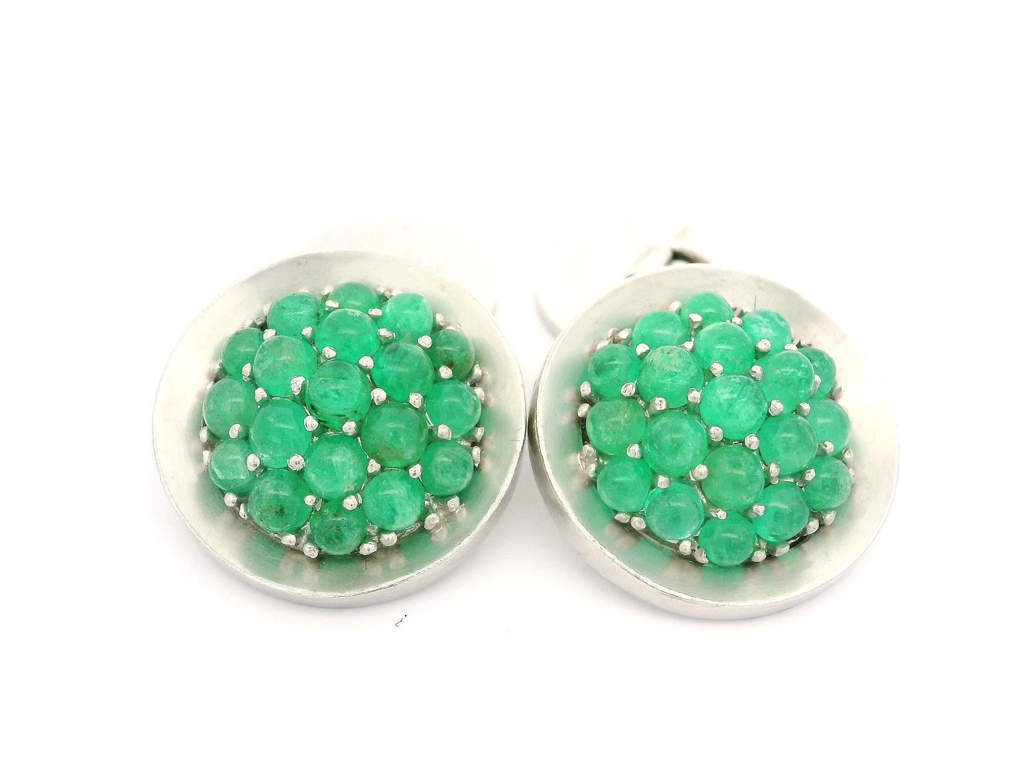 --Pierre(s) :...
Nombreuses Emeraudes Naturelles Véritables - Taille Cabochon Rond - Serti - Légère Variation de Couleurs Vertes - 2.5-3.5mm

MATERIAL : Or blanc 14k massif avec dessus en platine massif
Poids : 23.9 grammes
Support : Panneaux