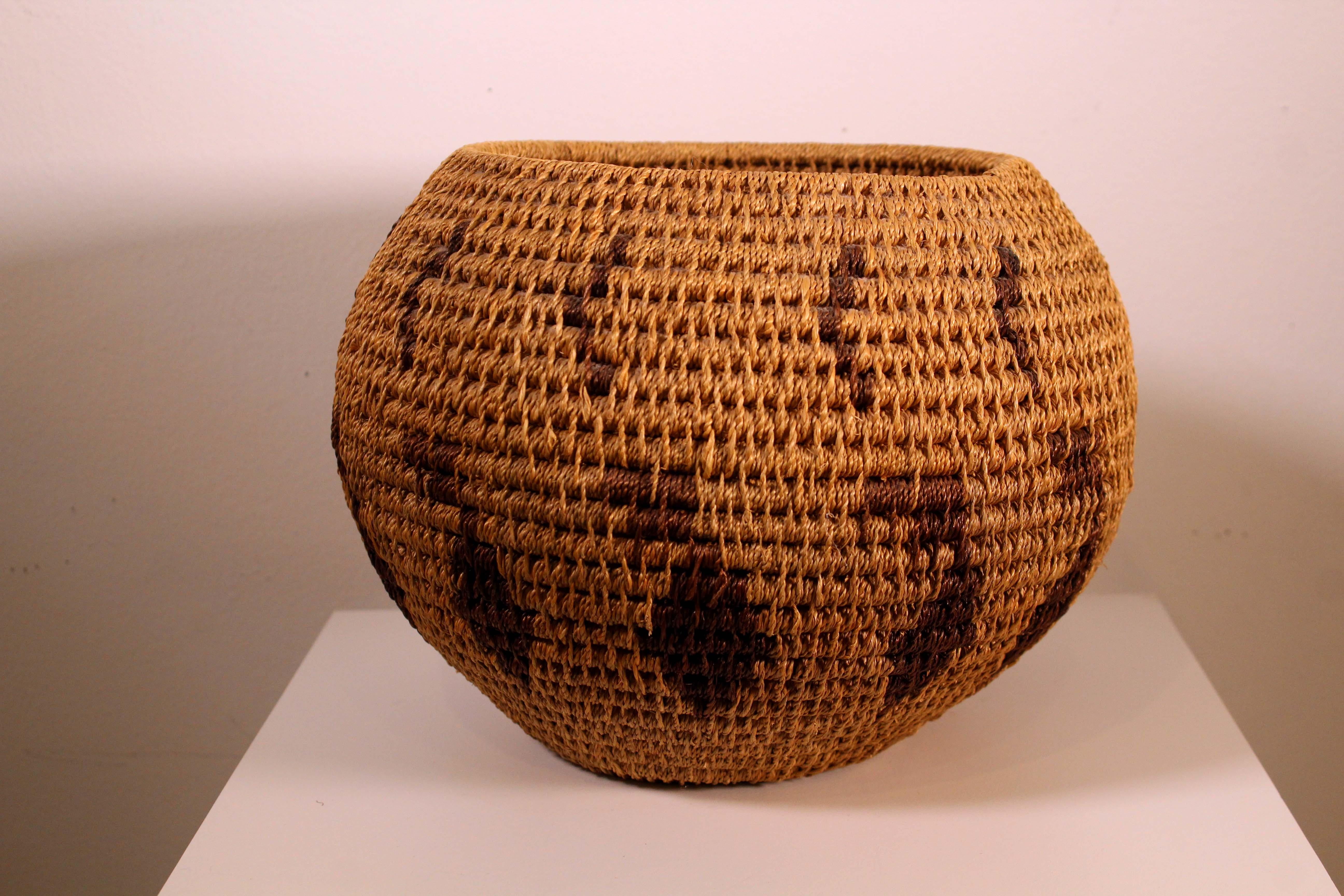 Vintage Collectible Hopi Pueblo Native American Ceremonial Woven Basket Bowl In Good Condition In Keego Harbor, MI