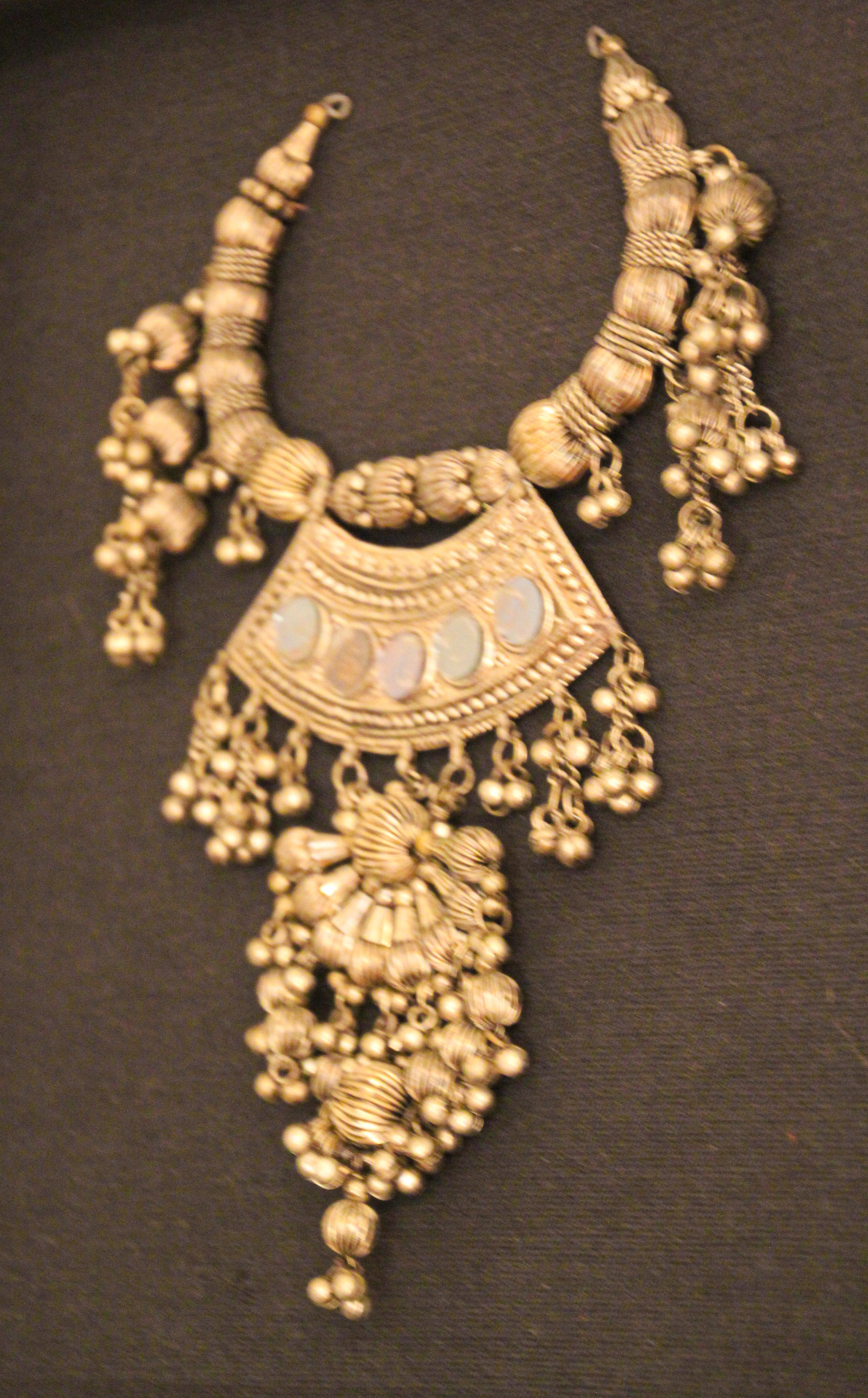 Vintage Collectible Jewelry Ethnic Indian Necklace Framed In Good Condition For Sale In North Hollywood, CA