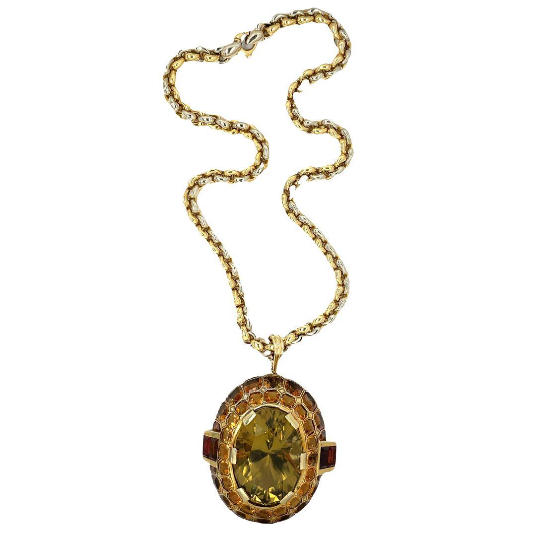 Voici une création étonnante ! Un grand quartz ovale royal mesurant 35 mm x 25 mm est élégamment mis en valeur dans une lourde monture en or jaune 14k. Le quartz de 95 carats présente une teinte brune et dorée captivante et est gracieusement