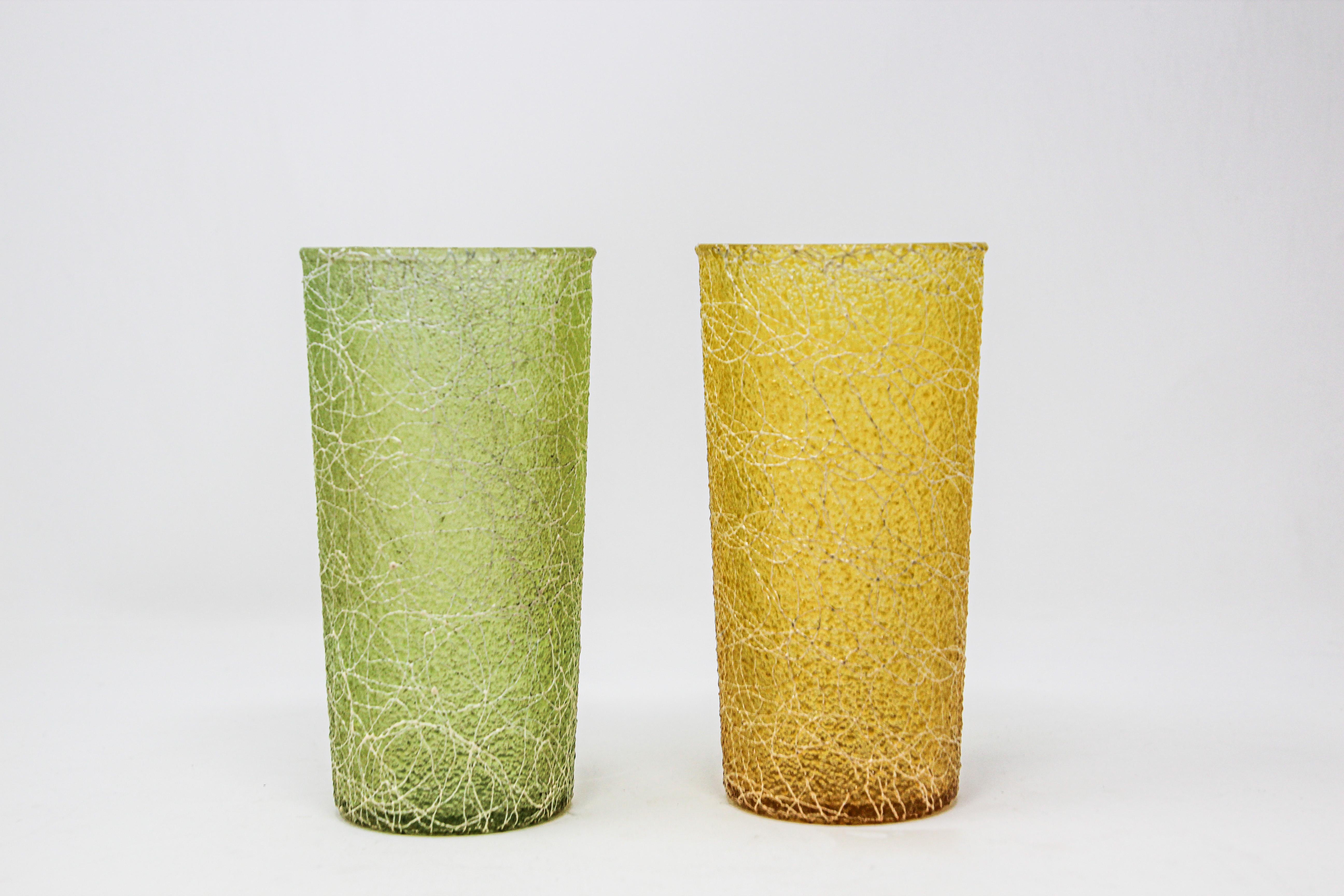 Set of two vintage collectible retro spaghetti string tumblers.
Set includes two highball vintage yellow gold and green spaghetti drizzle drinking glasses.
Fantastic midcentury set of 2, barware, glassware, midcentury, circa 1950s-1960s,
Color