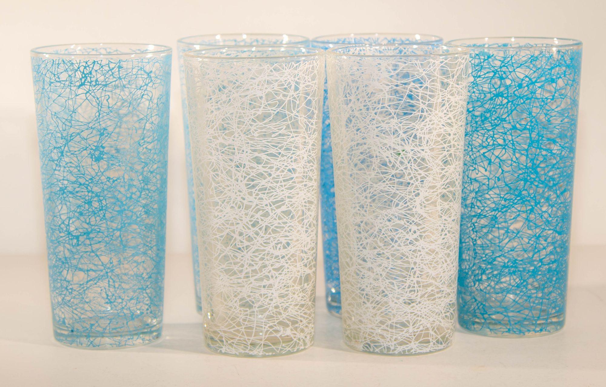 Set of three vintage clectible retro spaghetti string tumblers. Set includes 6 highball vintage white and powder blue spaghetti drizzle drinking glasses. Fantastic midcentury set of 6, barware, glassware, midcentury, circa 1950s-1960s. Cor craft