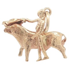 Pendentif vintage de collection en or jaune massif, représentant un matador et un taureau aux détails raffinés