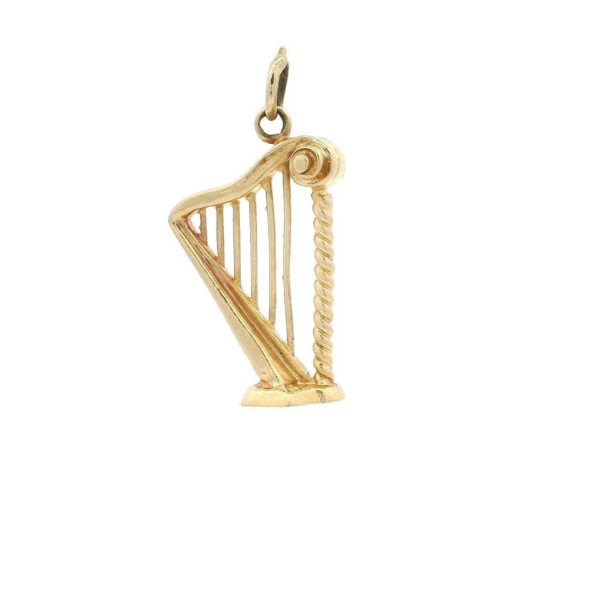 Pendentif vintage en or jaune avec breloque de harpe détaillée en 3D Bon état - En vente à Montclair, NJ