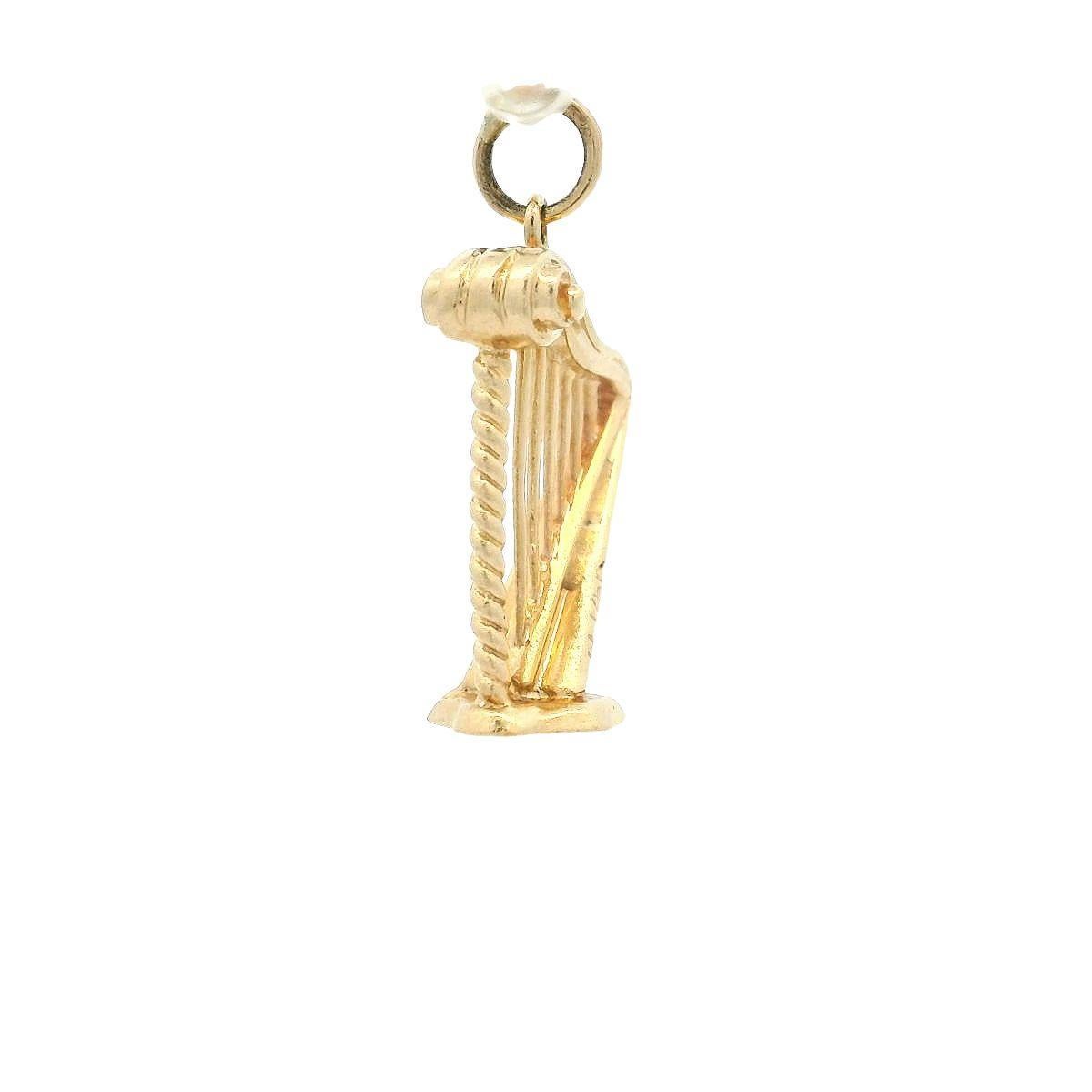 Pendentif vintage en or jaune avec breloque de harpe détaillée en 3D Unisexe en vente