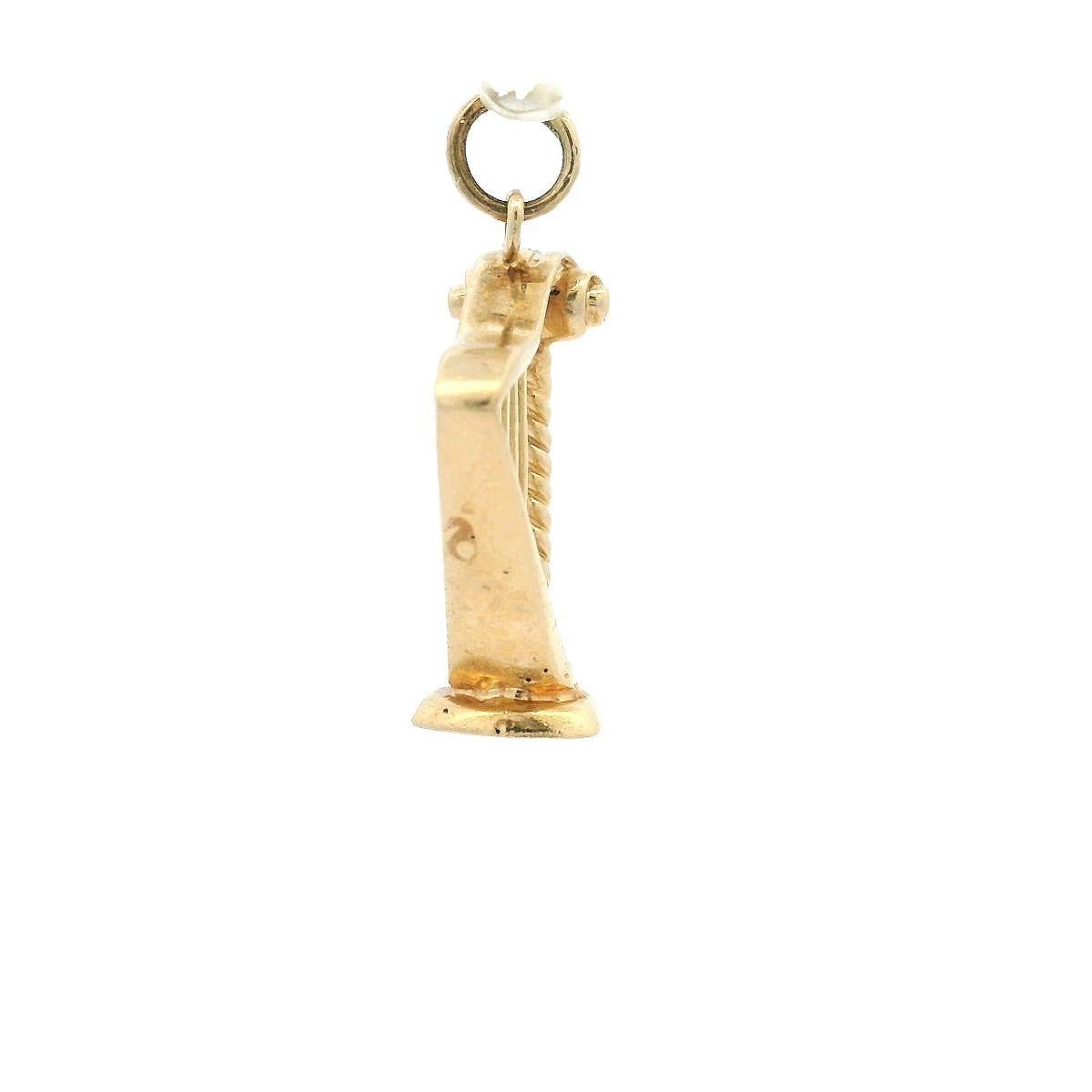 Pendentif vintage en or jaune avec breloque de harpe détaillée en 3D en vente 1