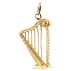 Pendentif vintage en or jaune avec breloque de harpe détaillée en 3D