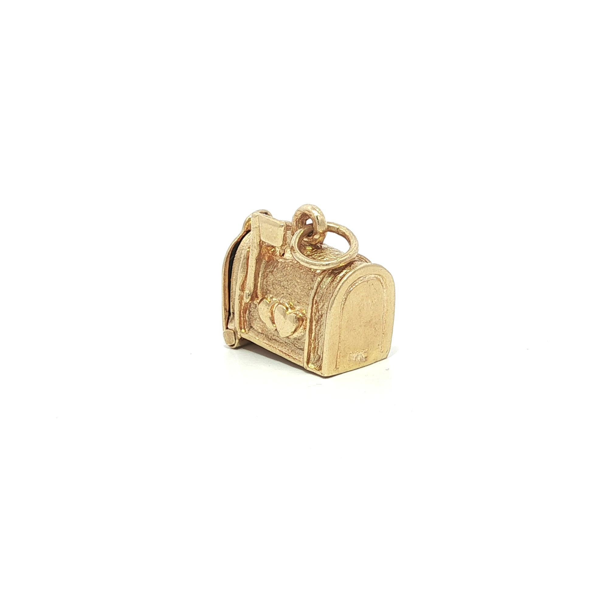 MATERIAL: Massives 14k Gelbgold
Gewicht: 4 Gramm
Gesamthöhe: 16,7 mm (0,65