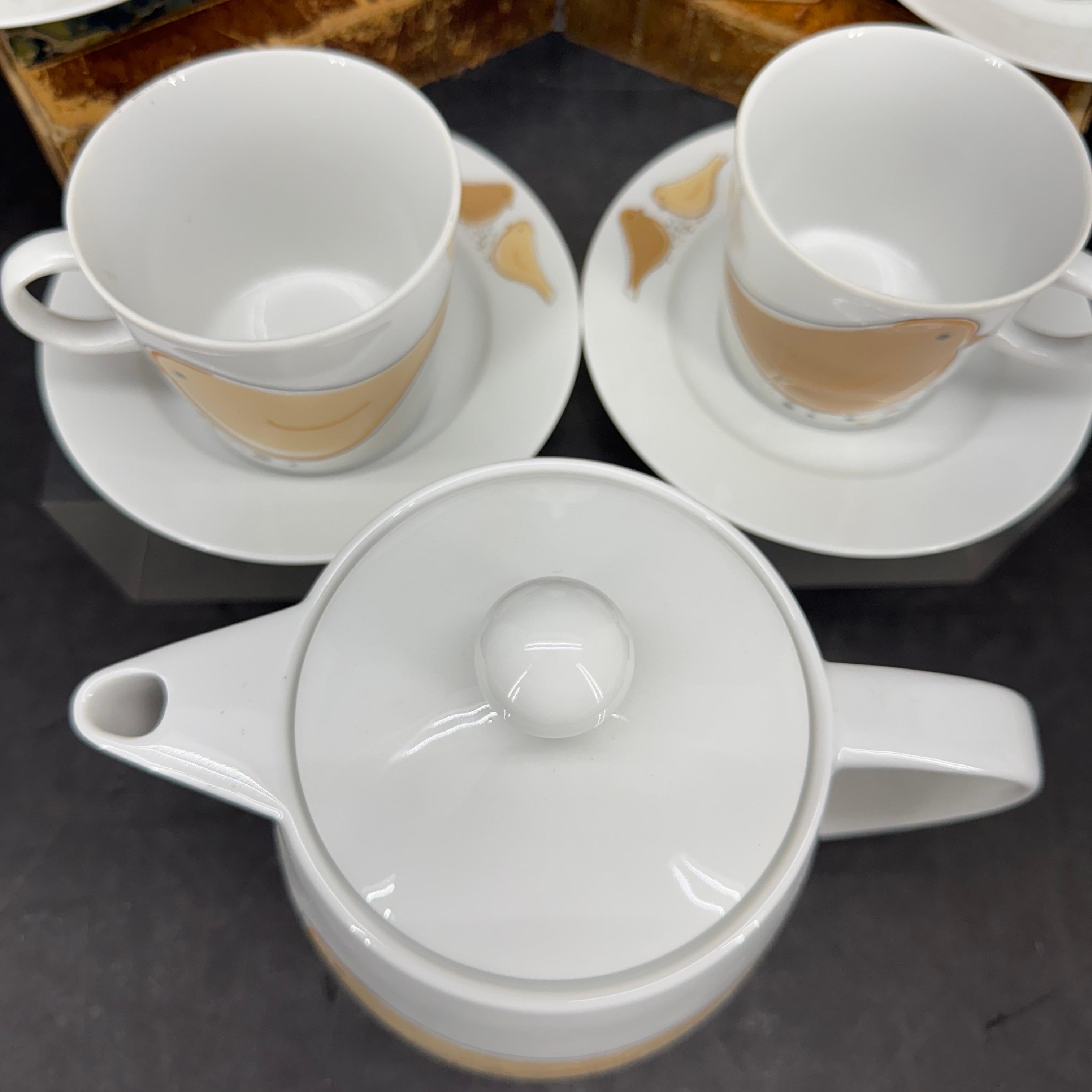 Vintage Collection from Aarikka Bird Porcelain Teapot Mugs In Good Condition For Sale In Haddonfield, NJ