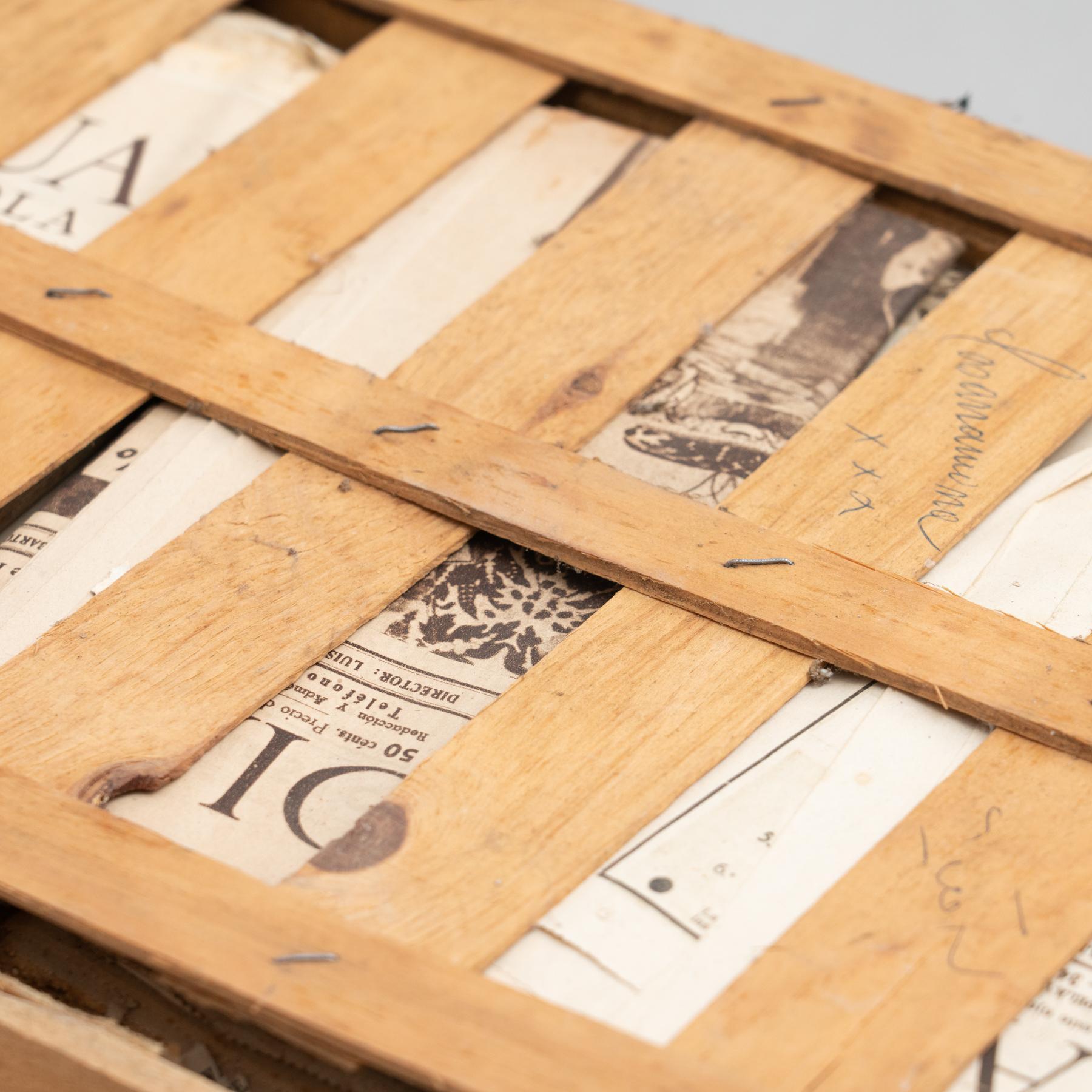 Vintage Collection of 20th Century Antique Newspapers - La Vanguardia 1940s For Sale 8