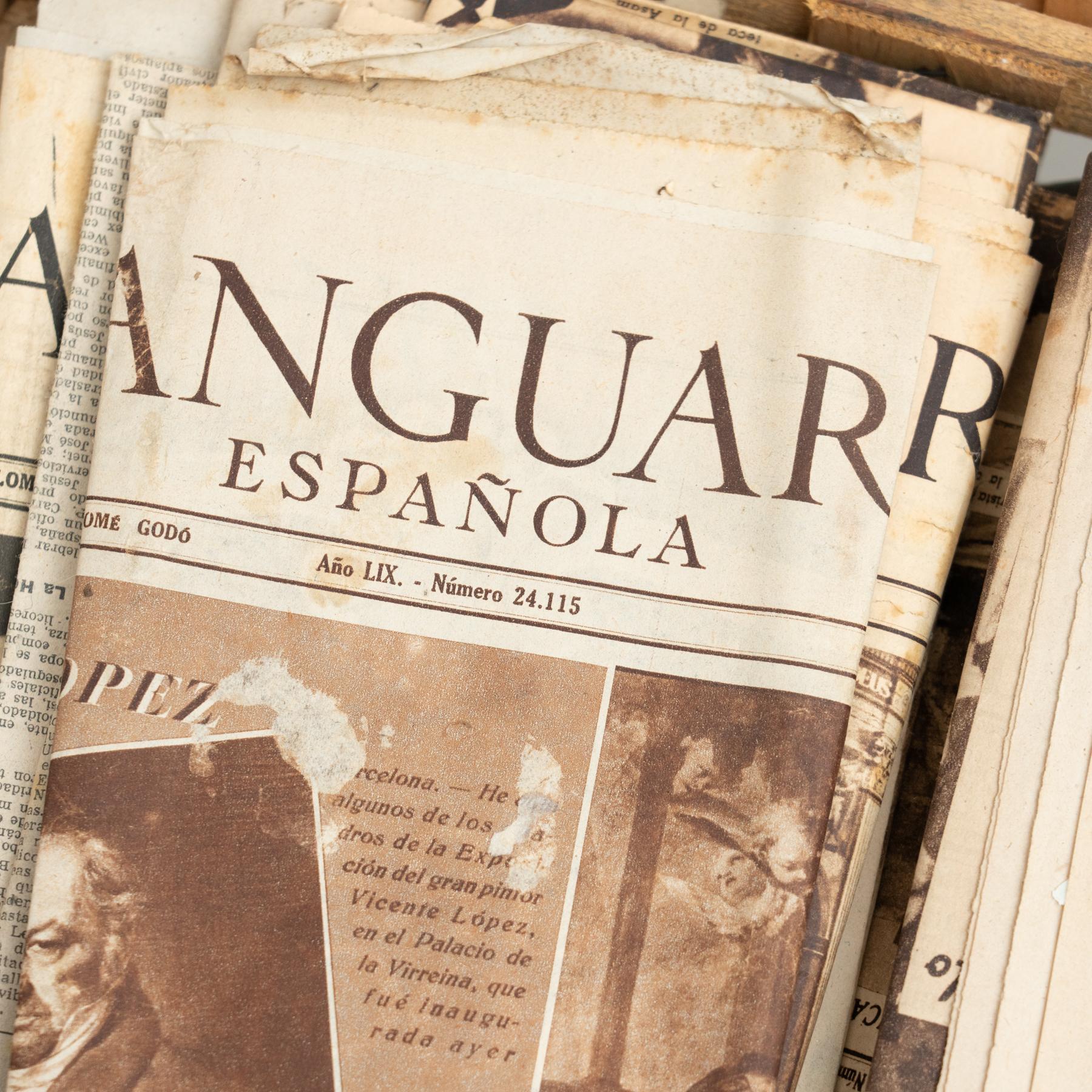 Vintage Collection of 20th Century Antique Newspapers - La Vanguardia 1940s For Sale 10