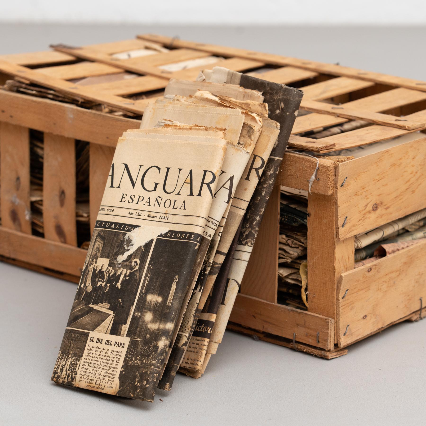 Vintage Collection of 20th Century Antique Newspapers - La Vanguardia 1940s For Sale 12