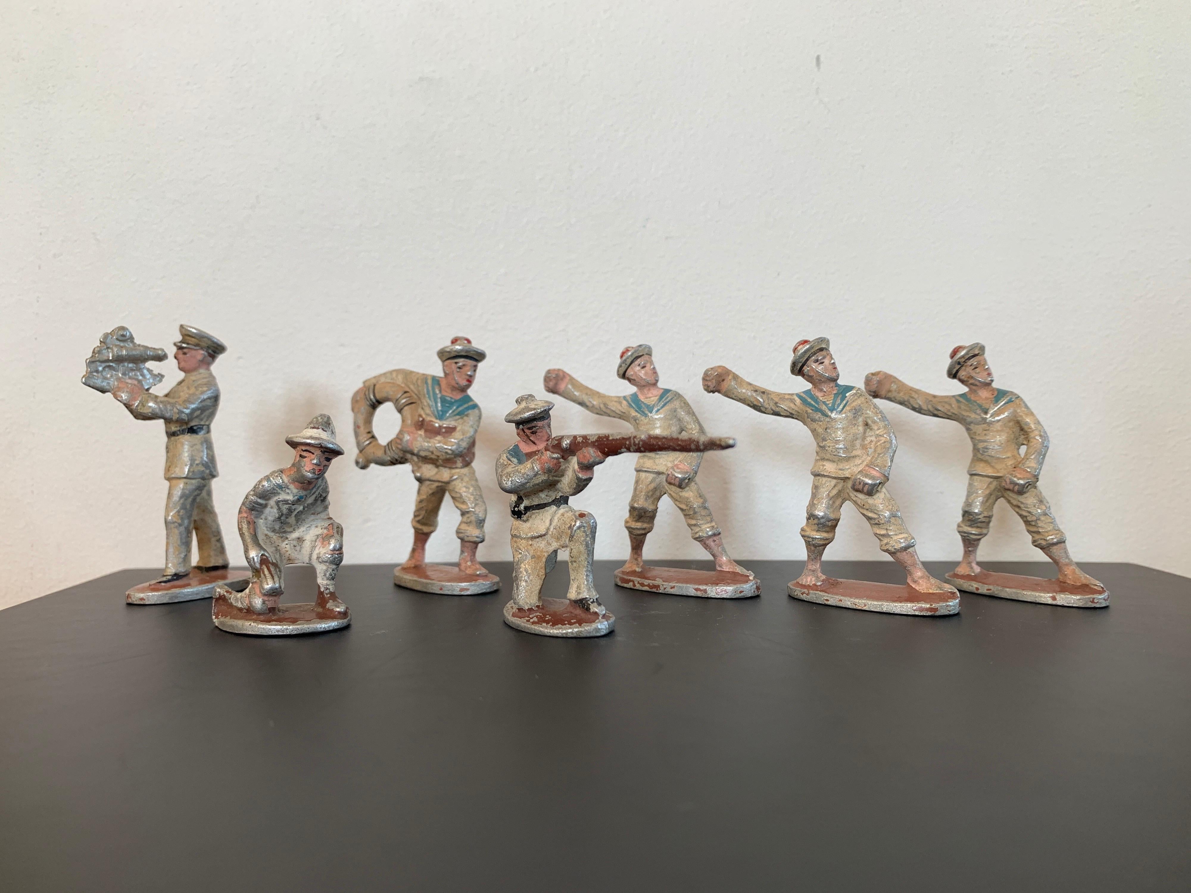Vintage Collection of Seven Small Lead Marine Soldiers For Sale 5