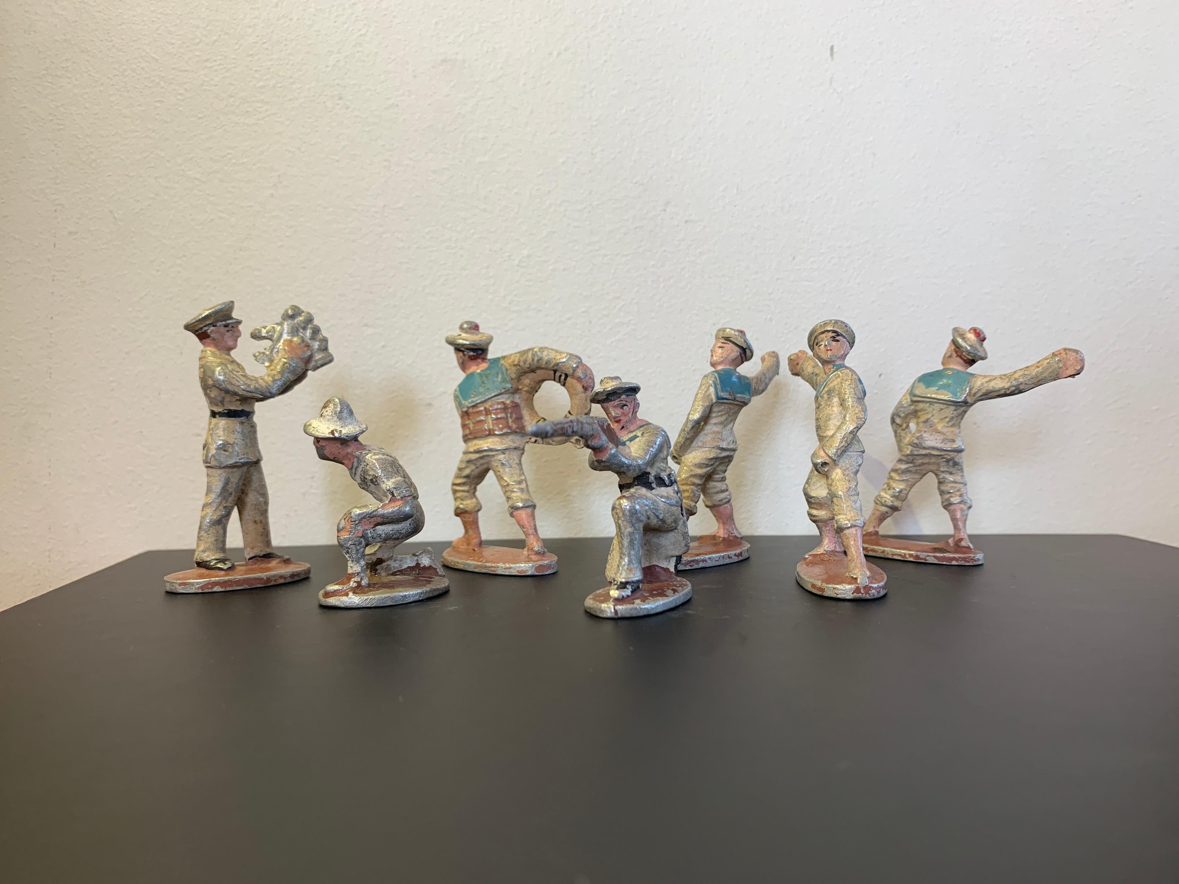 Vintage Collection of Seven Small Lead Marine Soldiers For Sale 7