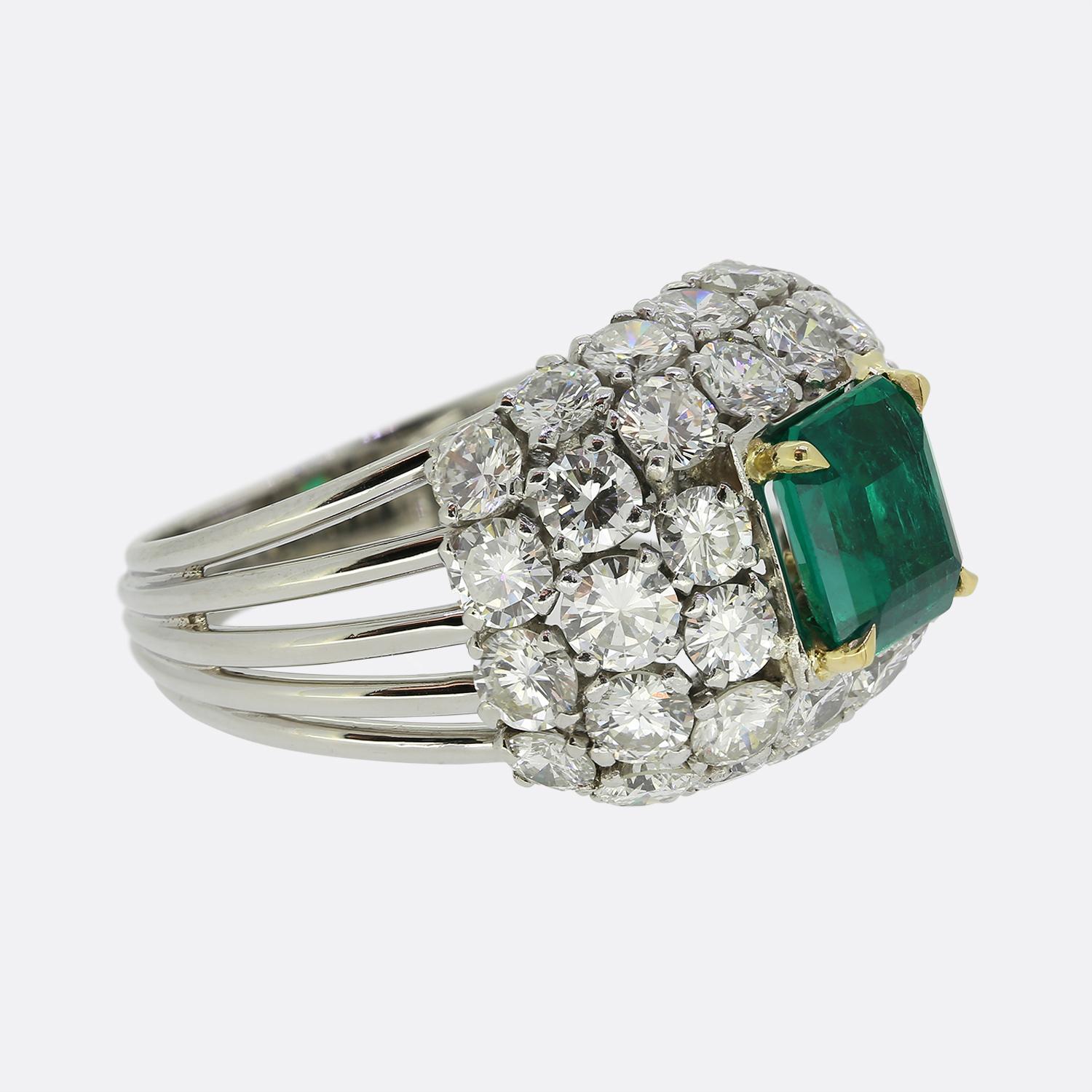 Kolumbianischer Bombe-Cluster-Ring mit Smaragd und Diamant (Achteckschliff) im Angebot