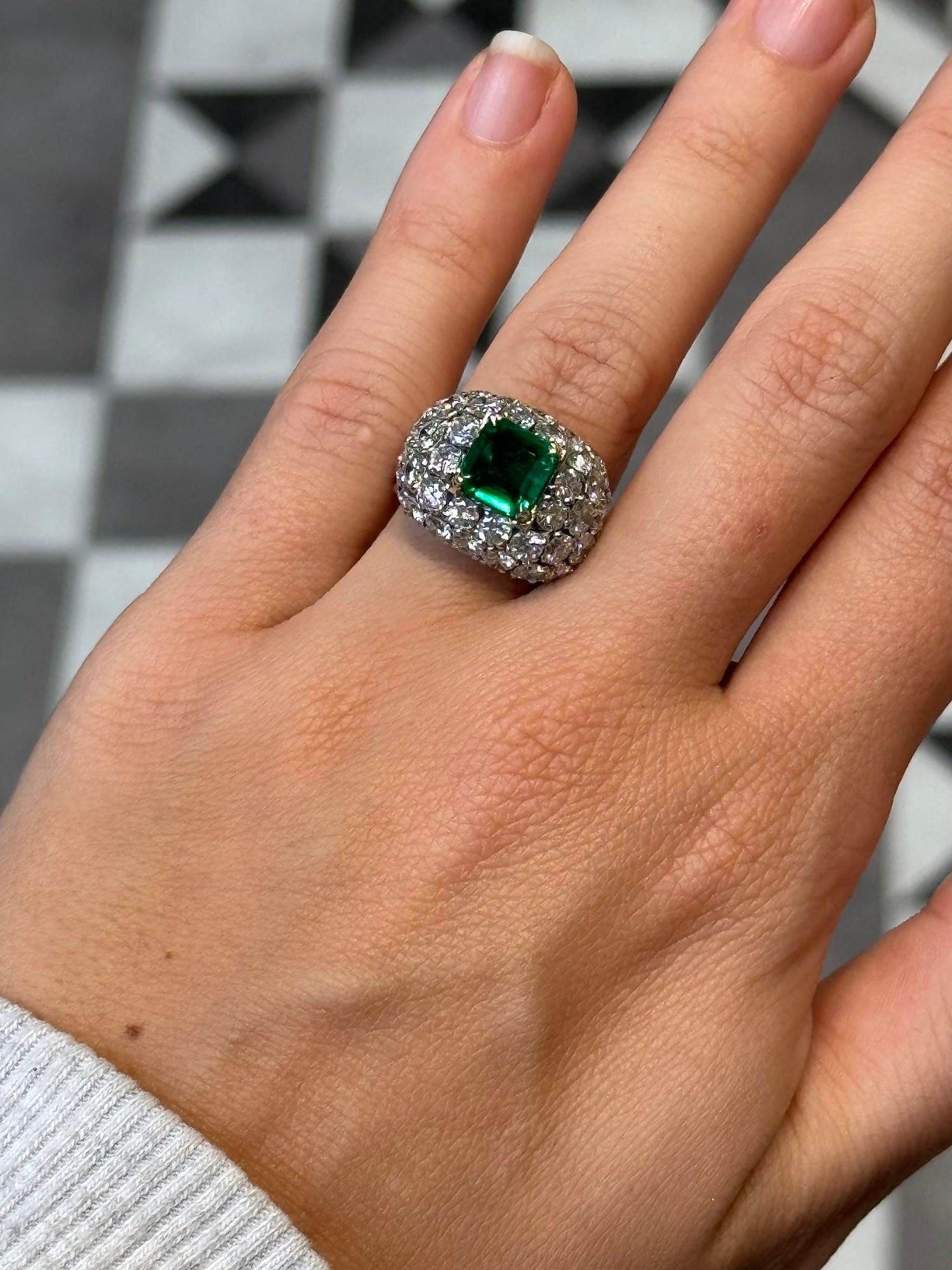 Kolumbianischer Bombe-Cluster-Ring mit Smaragd und Diamant im Angebot 1