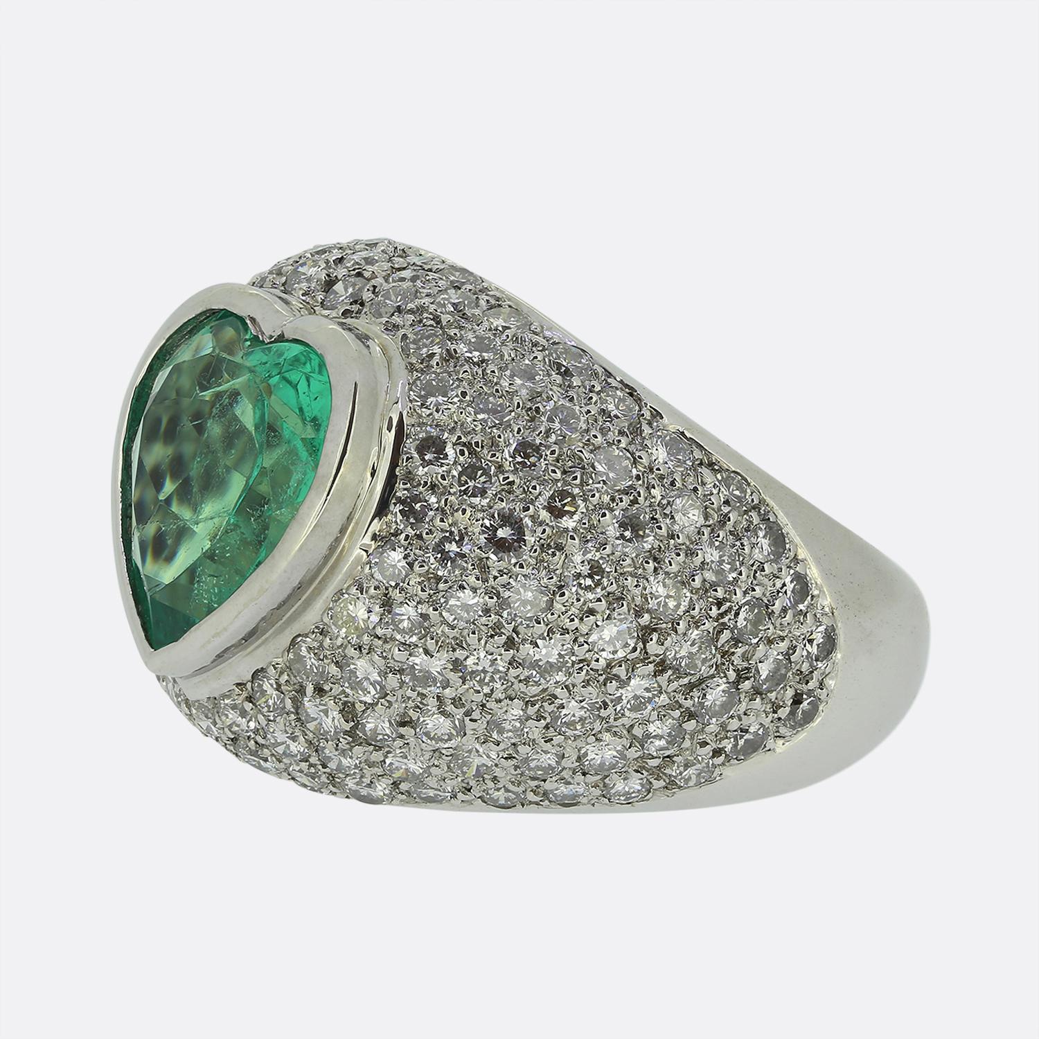 Ecco un anello con smeraldo e diamante che non passa inosservato. L'anello è realizzato in oro bianco 18 carati ed è incastonato con un grande smeraldo colombiano a forma di cuore e pavé di diamanti. 

Condit: Usato (Molto Buono)
Peso: 17.5