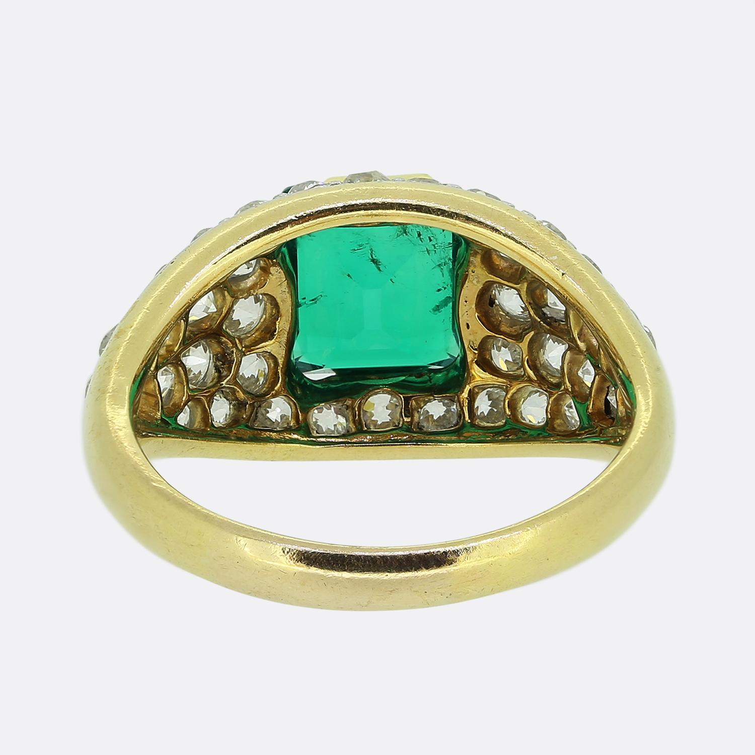 Vintage Colombian Emerald and Diamond Bombe Ring In Good Condition For Sale In London, GB