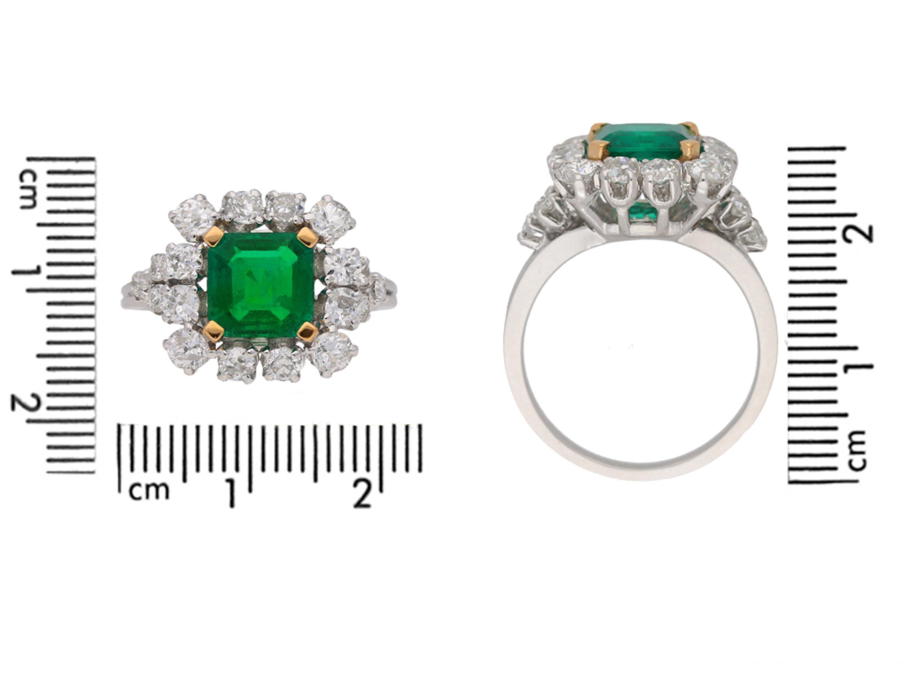 Vintage Colombian emerald and diamond cluster ring, French, circa 1960 In Good Condition For Sale In London, GB