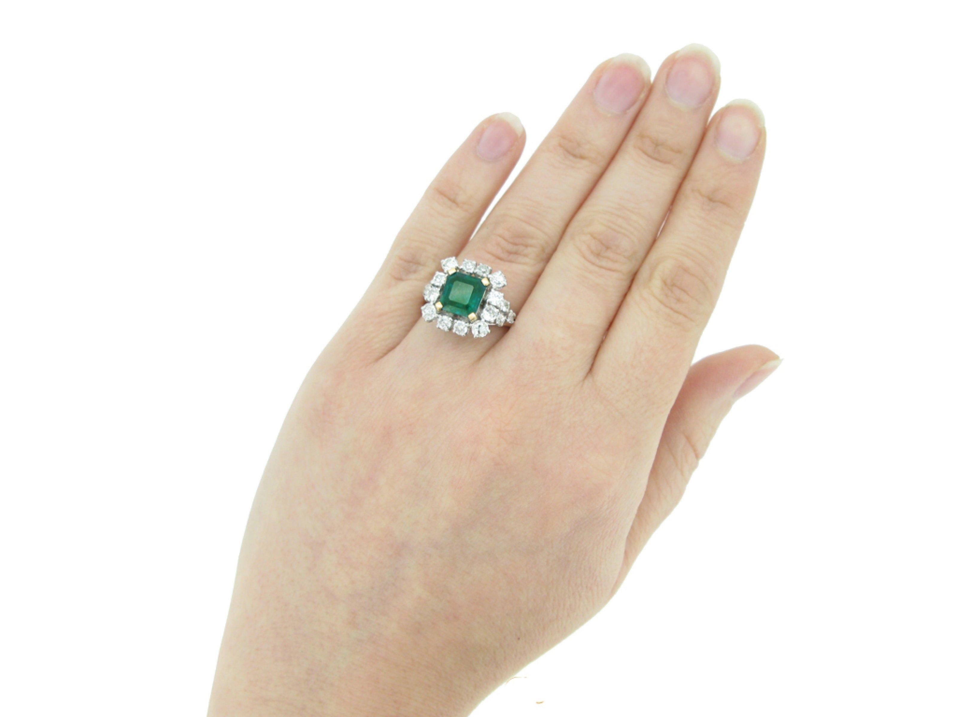 Women's Vintage Colombian emerald and diamond cluster ring, French, circa 1960 For Sale
