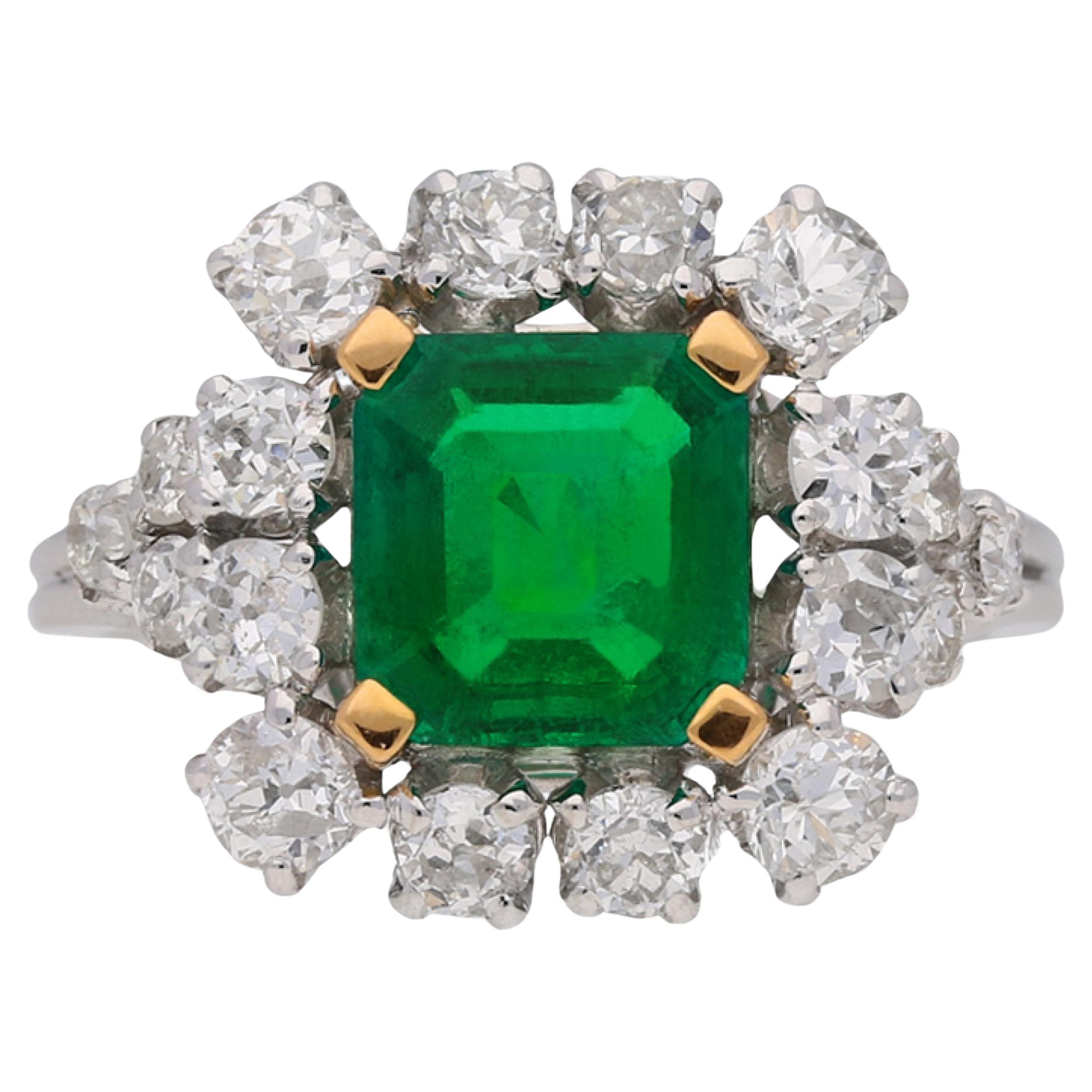 Vintage Colombian emerald and diamond cluster ring, French, circa 1960 For Sale