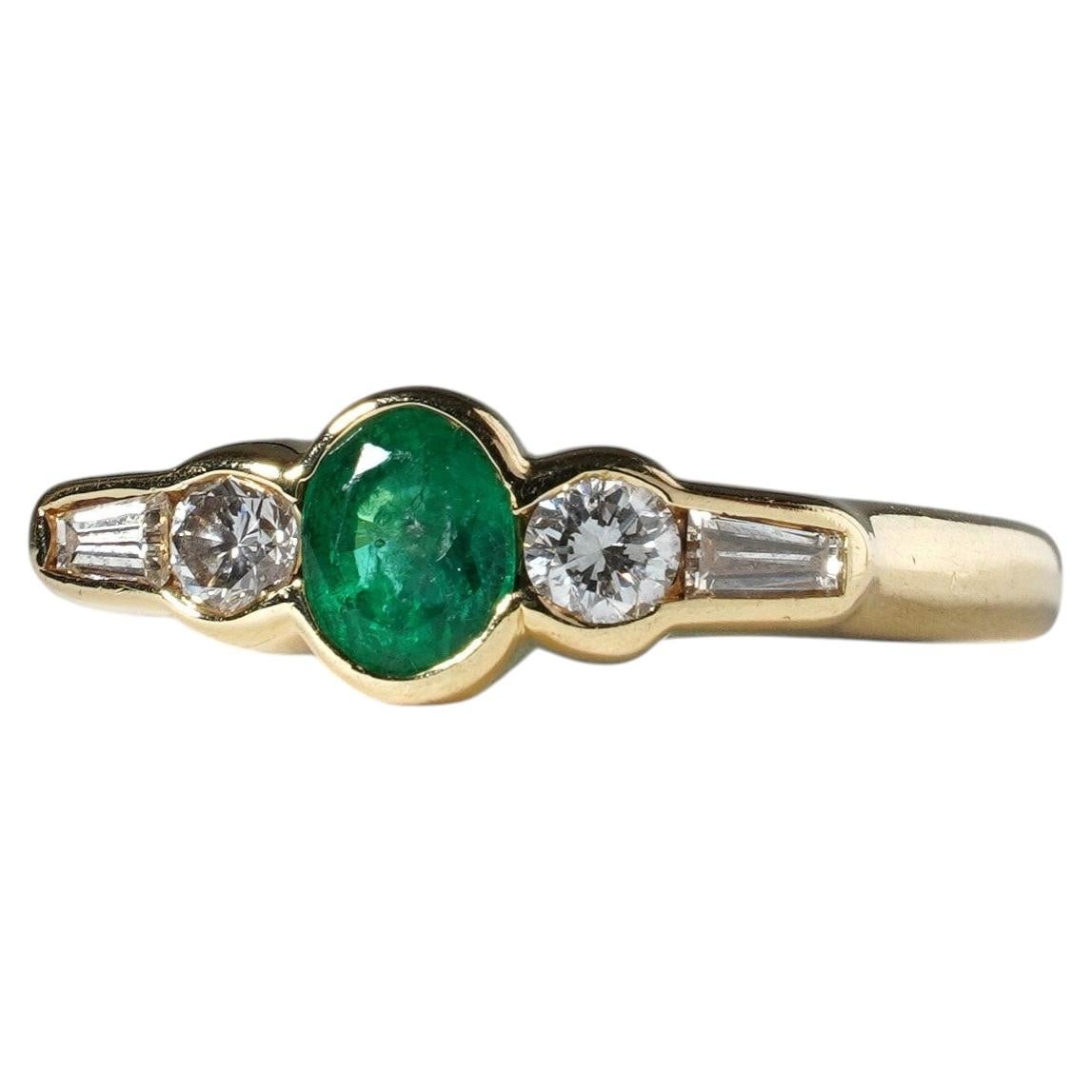 Anello vintage con smeraldo colombiano e diamanti taglio baguette in oro giallo 18 ct.