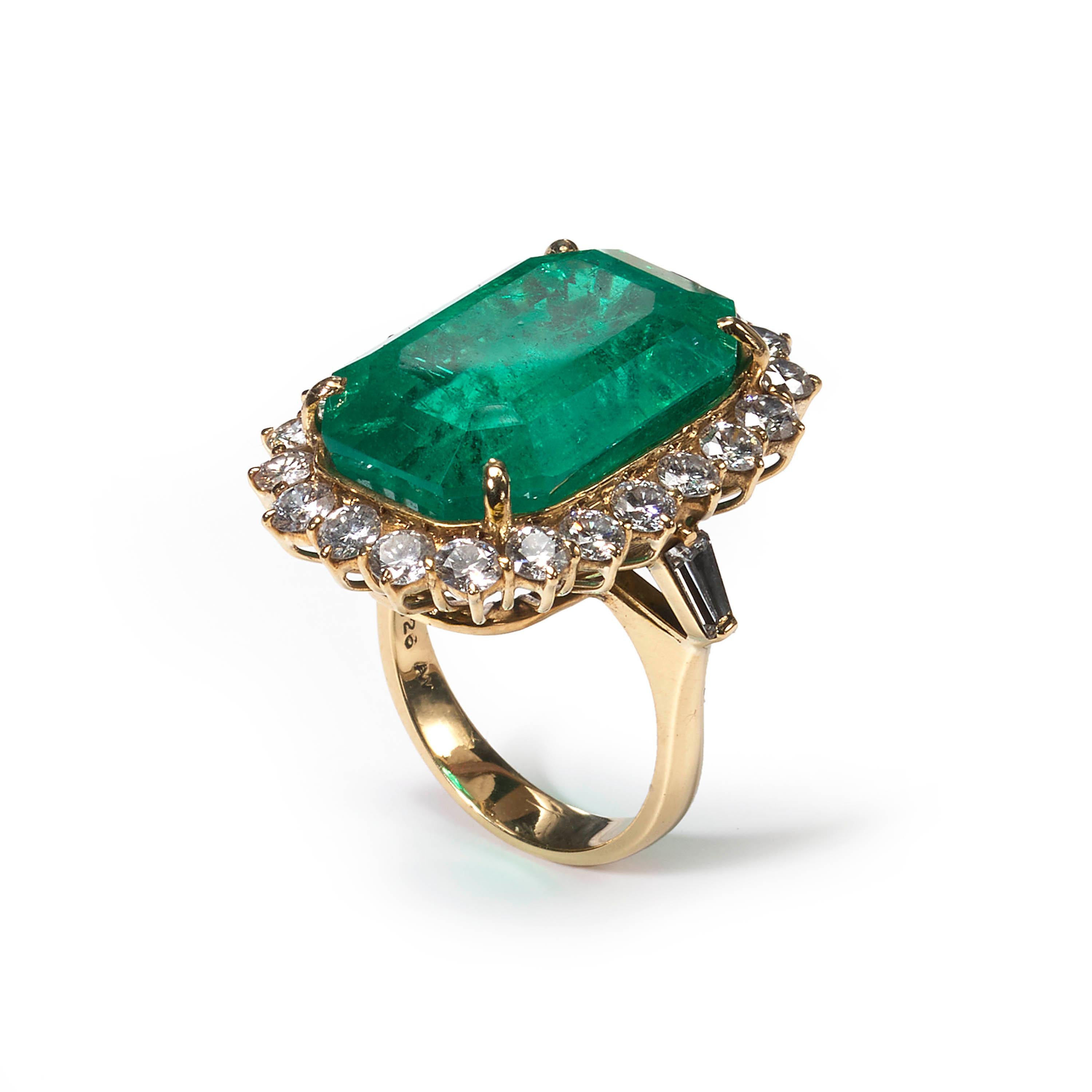Anello con smeraldo e diamanti a grappolo, con smeraldo centrale di origine colombiana del peso stimato di 21,00 ct, incastonato in una montatura a quattro griffe, circondato da ventidue diamanti rotondi taglio brillante del peso totale stimato di