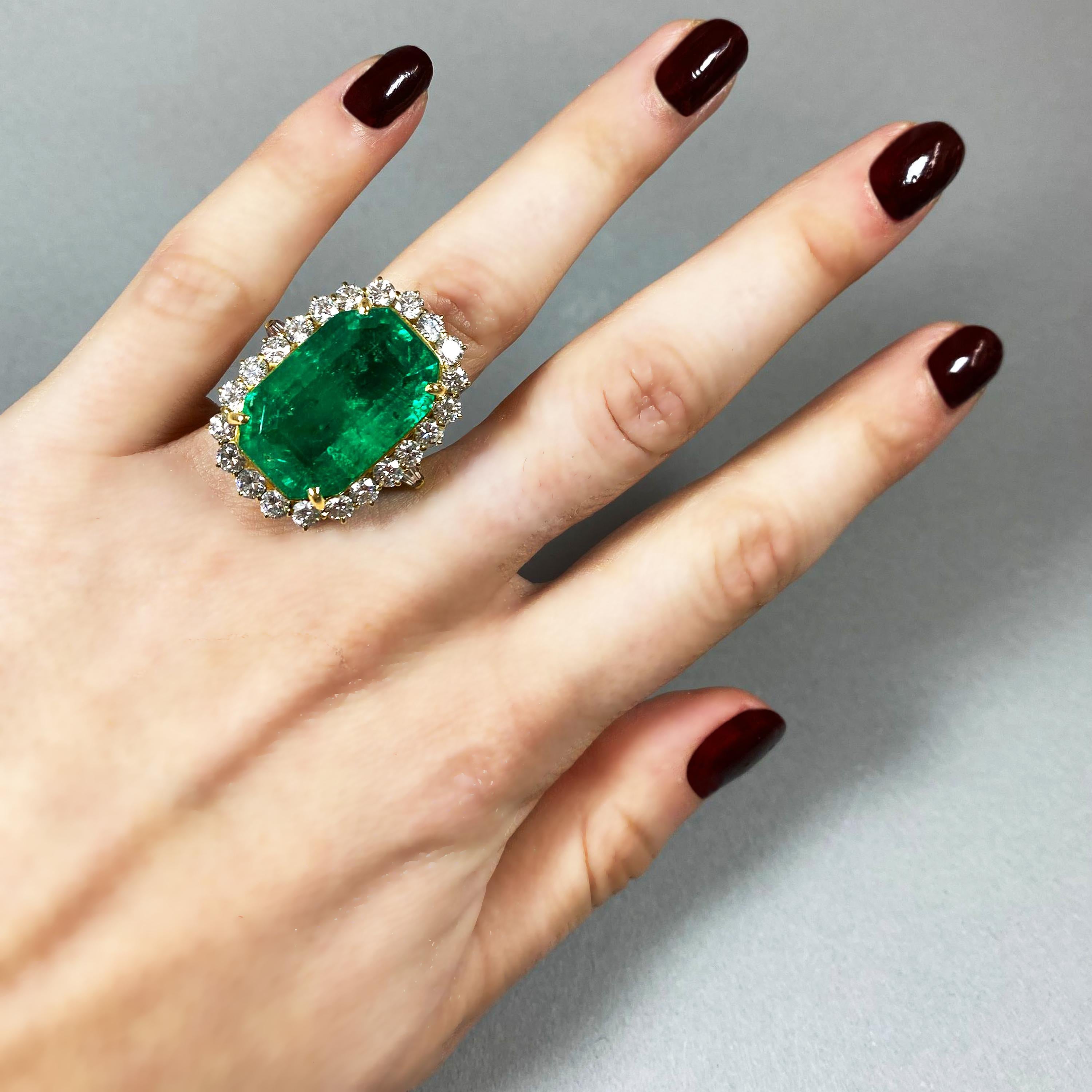 Contemporaneo Anello a grappolo in oro e diamanti colombiani d'epoca, circa 1980, 21,00 carati in vendita