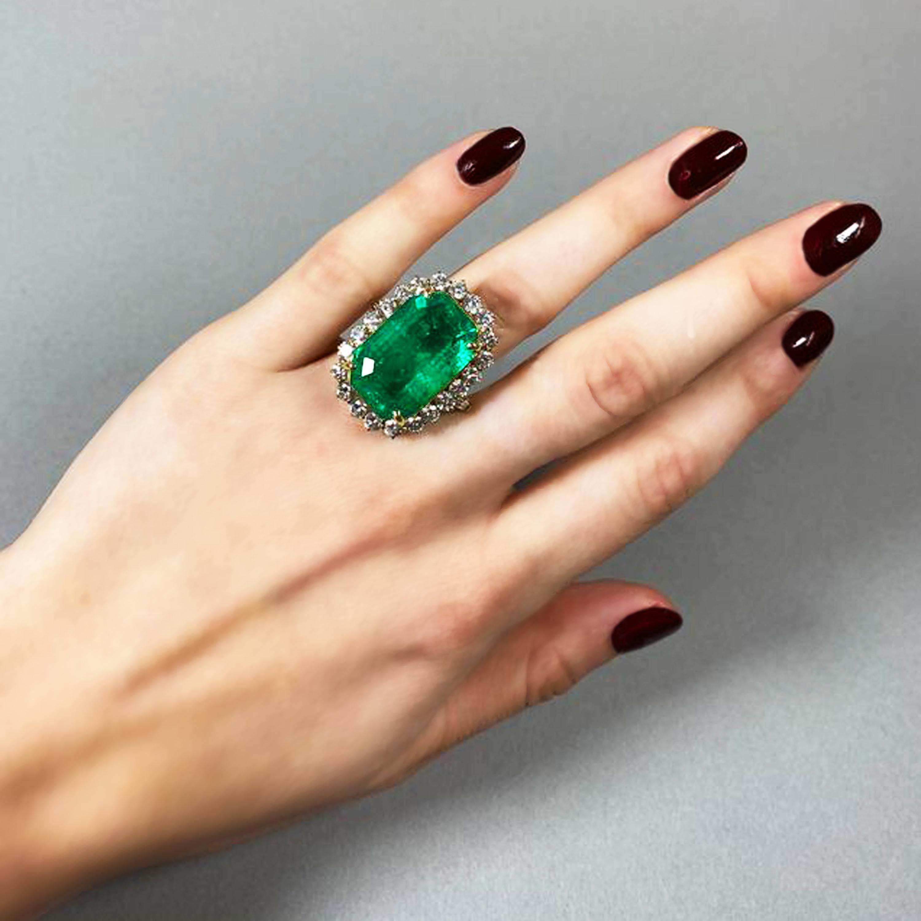 Anello a grappolo in oro e diamanti colombiani d'epoca, circa 1980, 21,00 carati In condizioni buone in vendita a London, GB