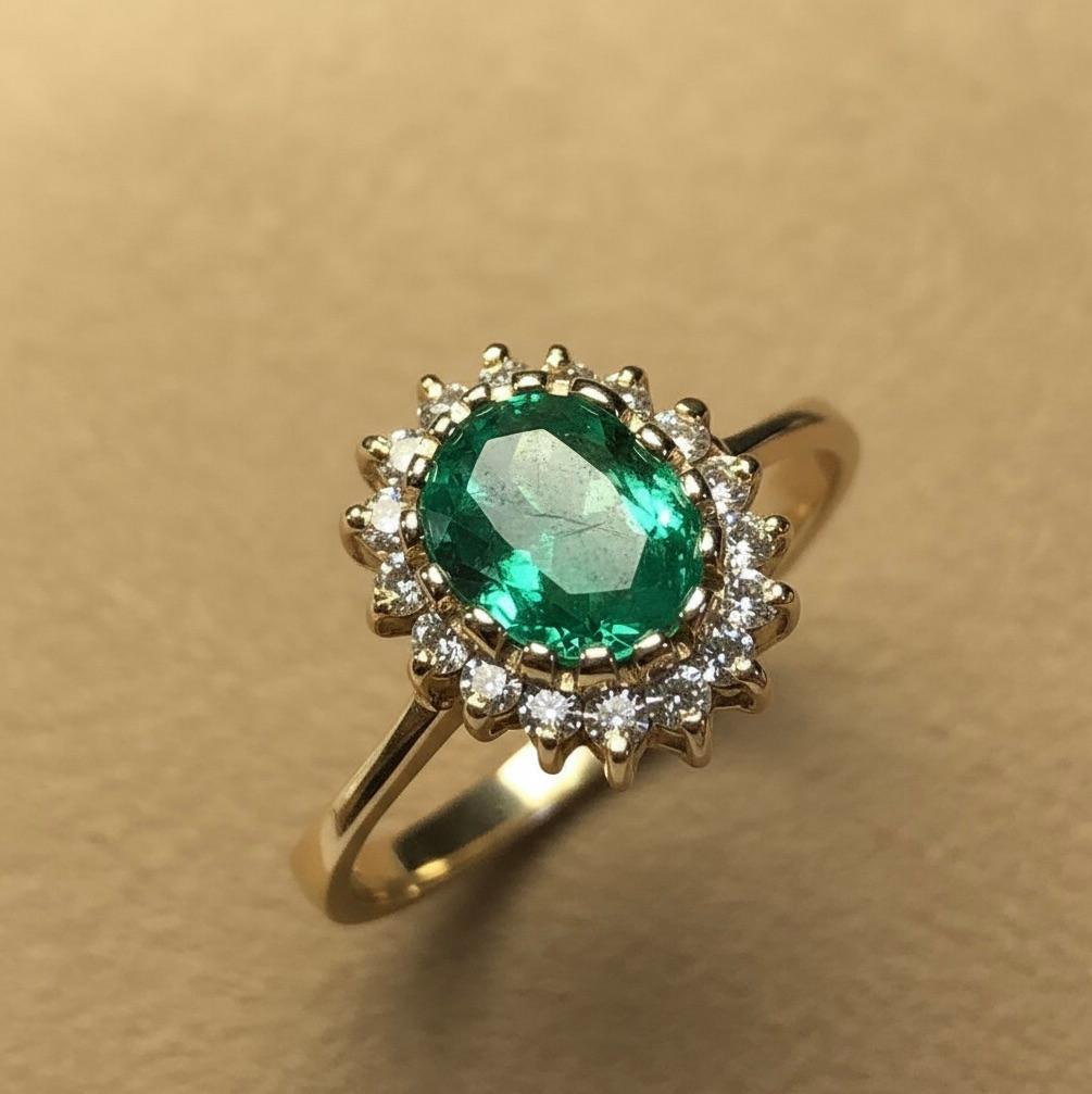 Bague de fiançailles vintage 18 carats avec émeraude de Colombie et diamants en vente 1