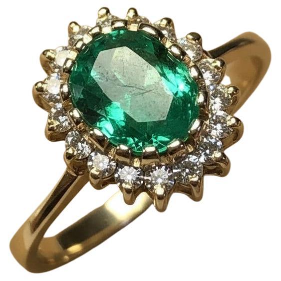 Bague de fiançailles vintage 18 carats avec émeraude de Colombie et diamants en vente