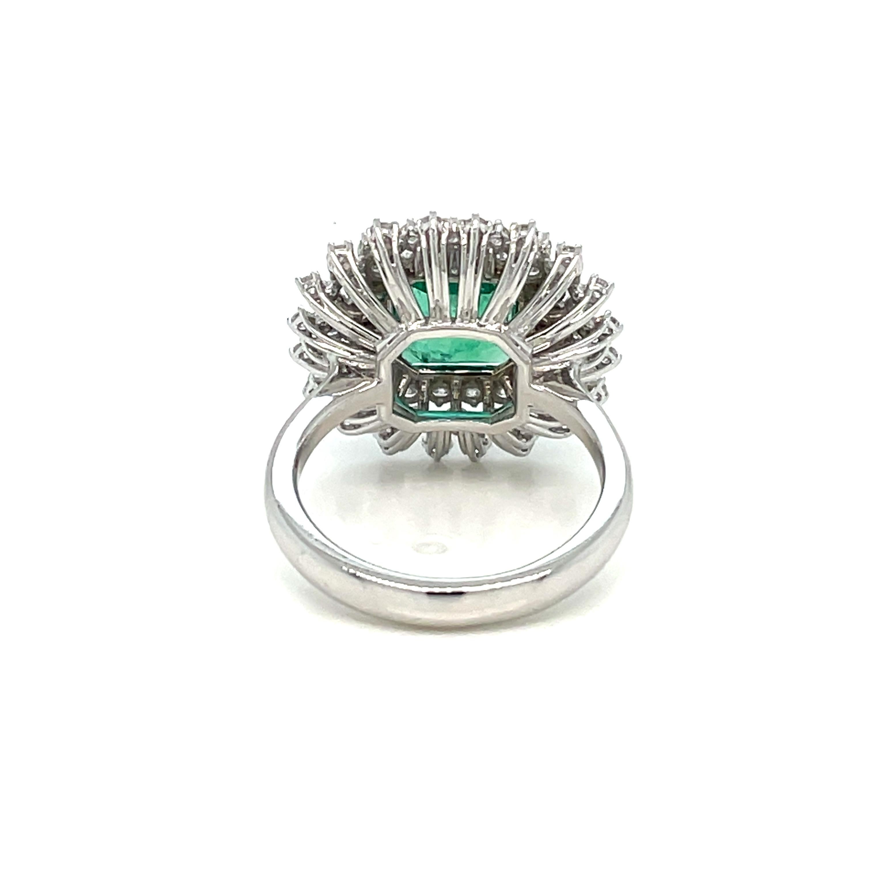 Vintage Colombian Emerald Diamond Gold Cluster Ring In Excellent Condition For Sale In Napoli, Italy