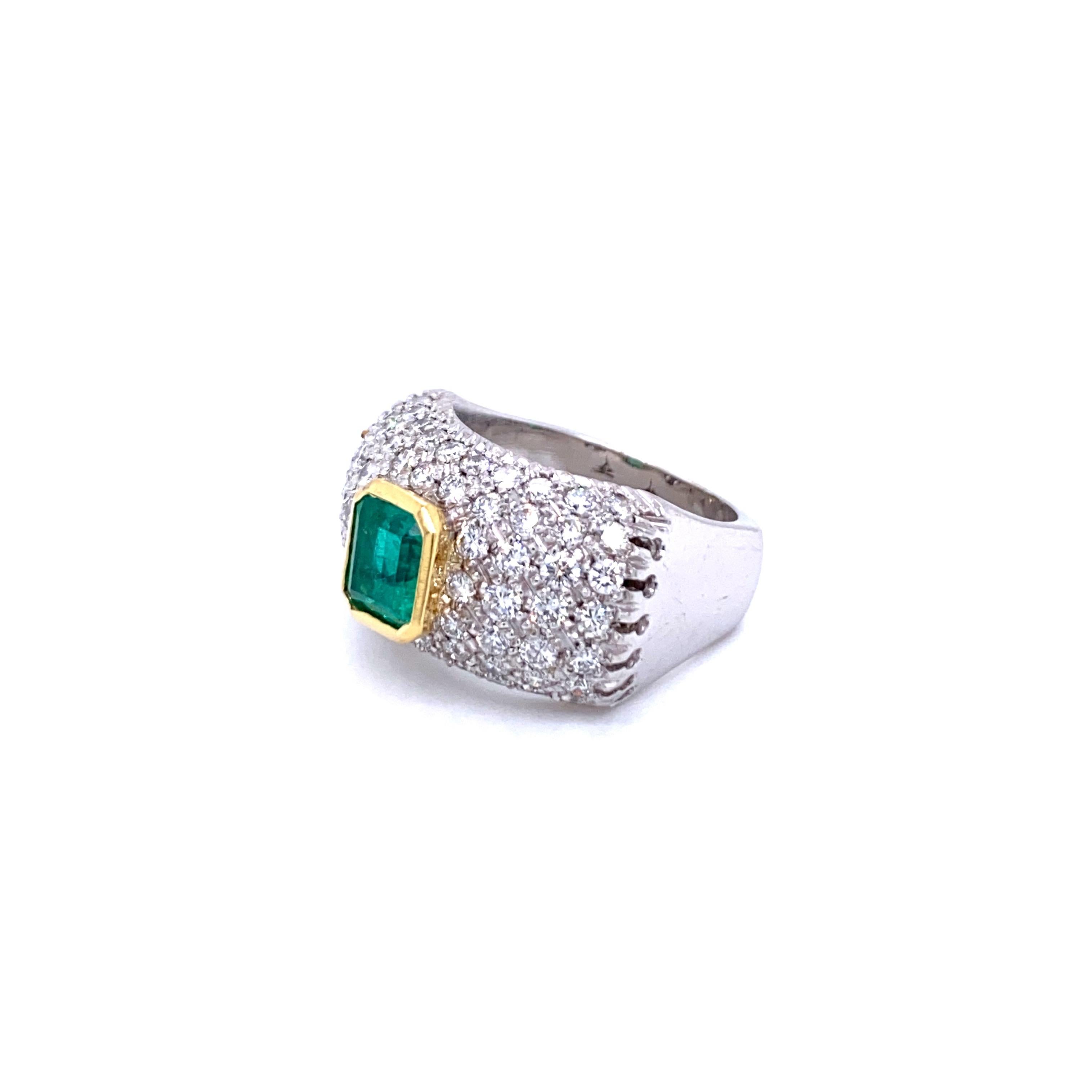 Vintage Colombian Emerald Diamond Gold Cocktail Ring In Excellent Condition For Sale In Napoli, Italy