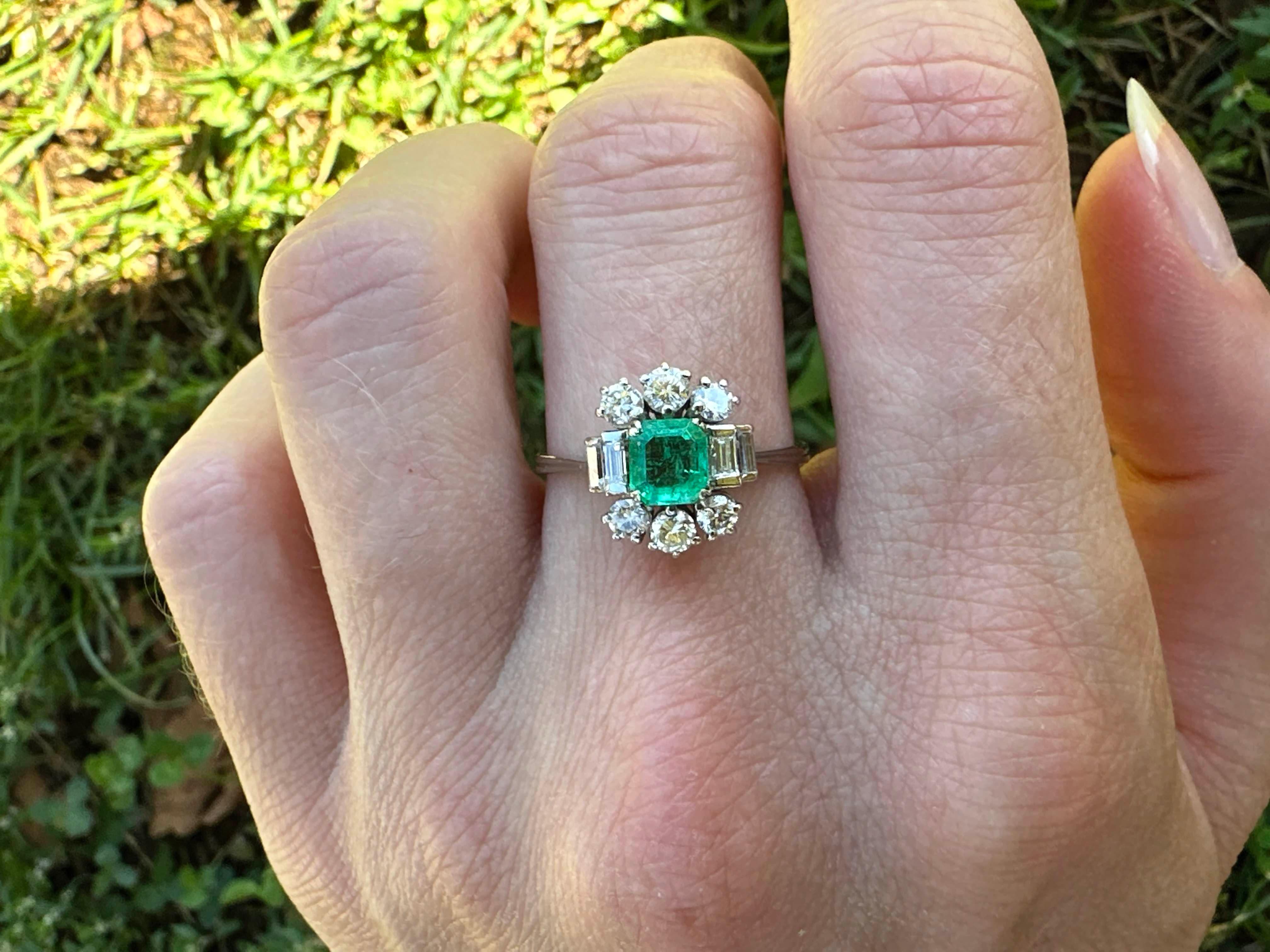 Vintage Kolumbianischer Smaragd & Diamant Ring in 18k Weißgold im Zustand „Gut“ im Angebot in Sandnes, NO