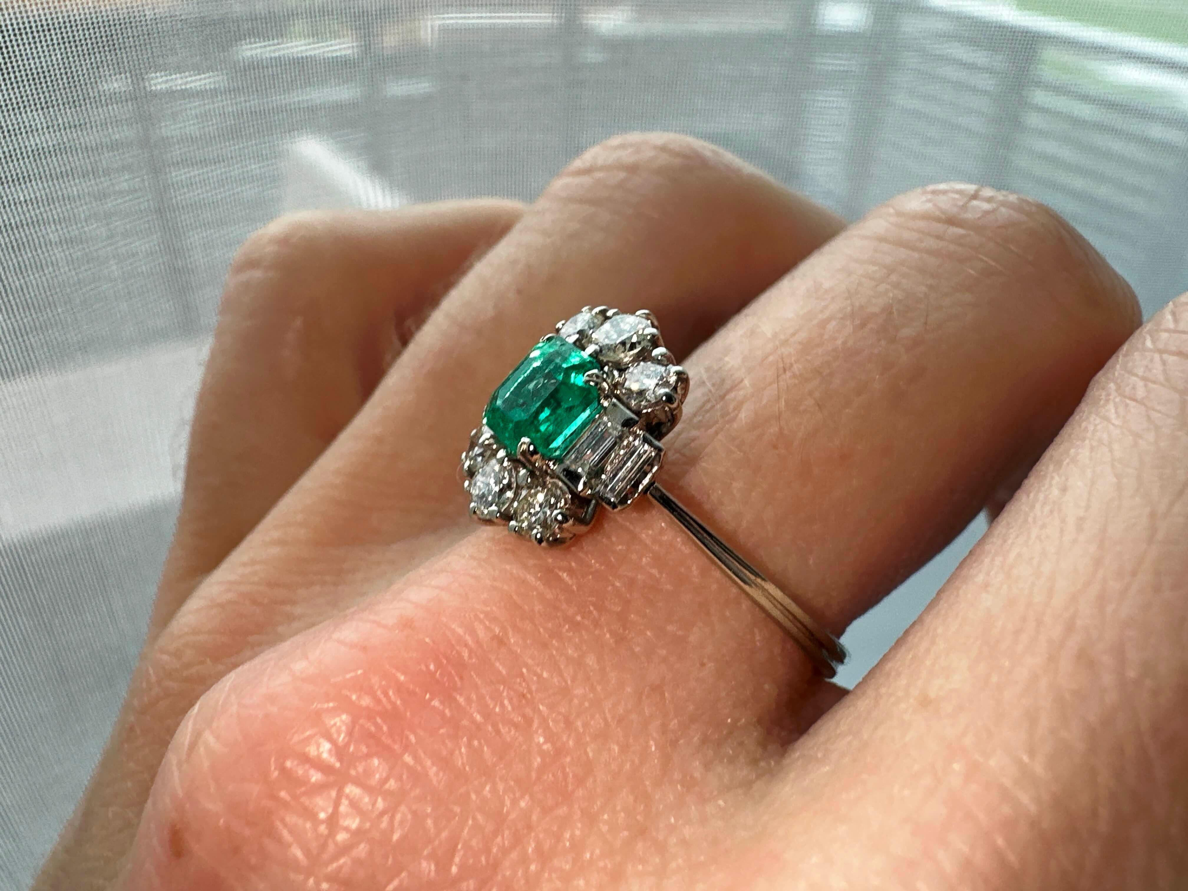 Vintage Kolumbianischer Smaragd & Diamant Ring in 18k Weißgold im Angebot 1