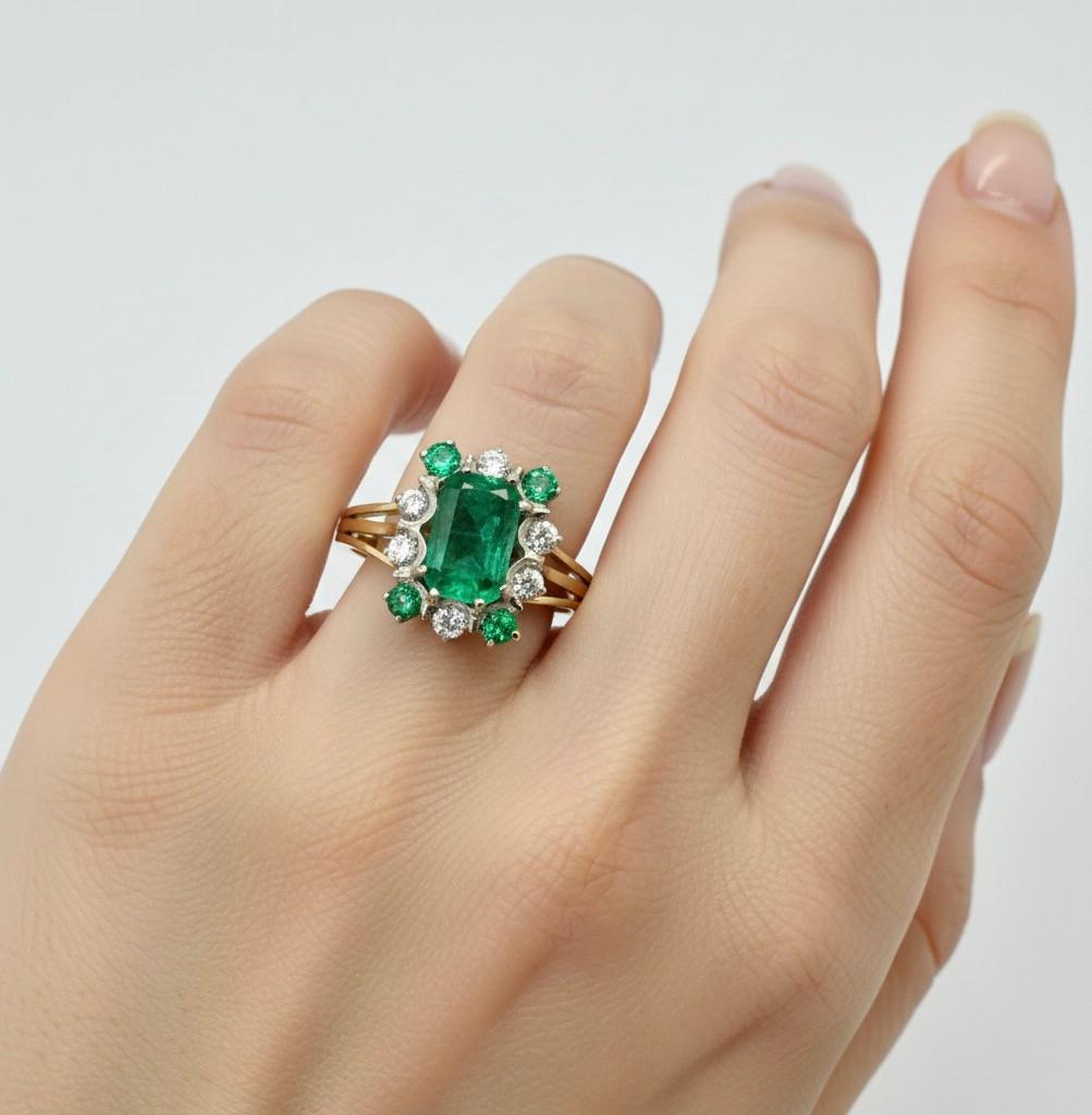 Vintage Stunning kolumbianischen Smaragd Solitär Ring mit Akzenten 

Kolumbianischer Smaragd- und Diamantring in massivem 18-karätigem Weiß- und Gelbgold gefasst. Ein echter und natürlicher kolumbianischer Smaragd (Smaragd-Schliff) mit einem Gewicht
