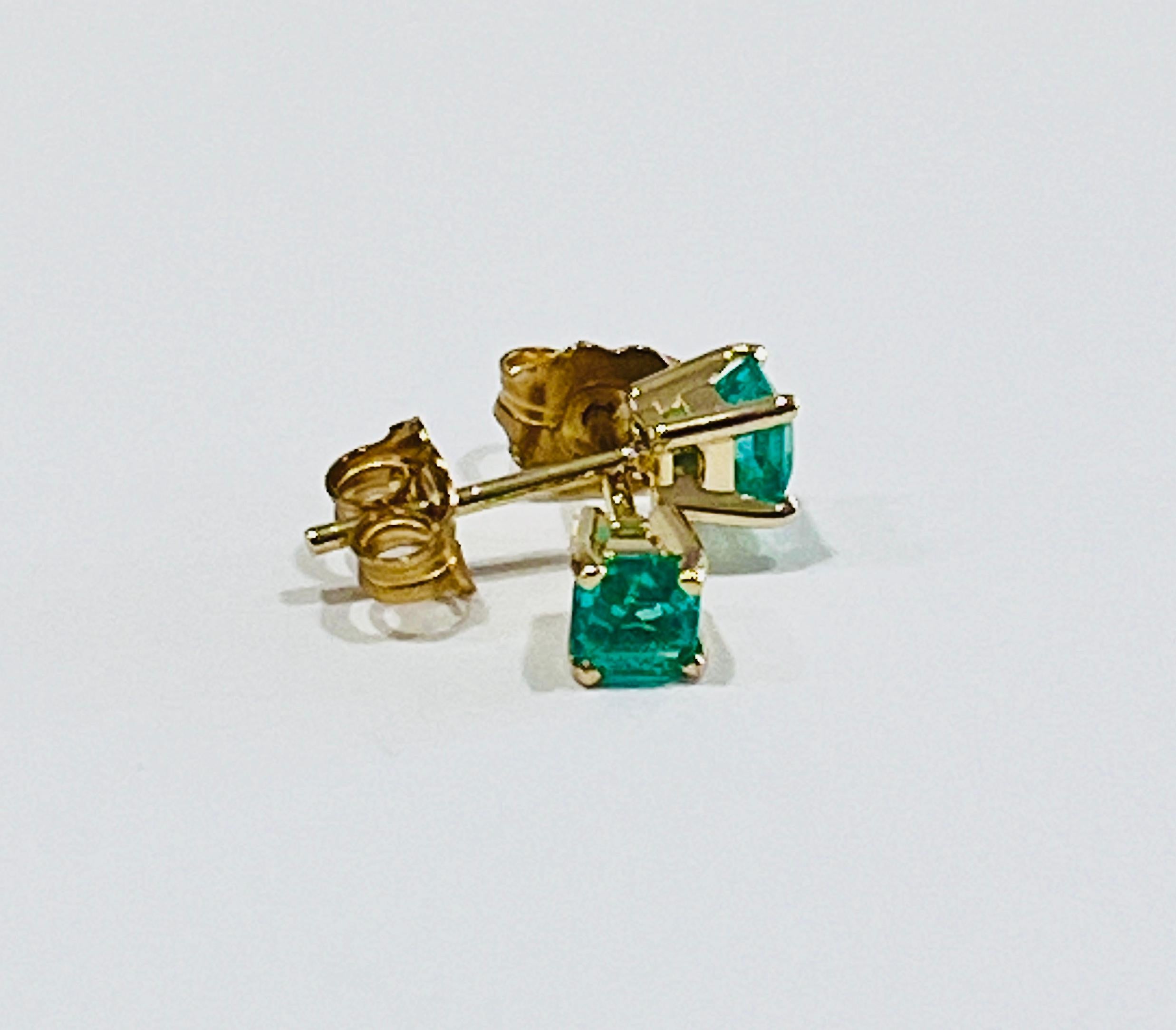 Senza tempo e radioso.
Questa squisita coppia vintage di smeraldi naturali estratti dalla terra proviene dalla provvidenza colombiana, nota per la produzione delle gemme verdi più ricercate al mondo.
Ogni smeraldo è splendidamente incastonato a mano