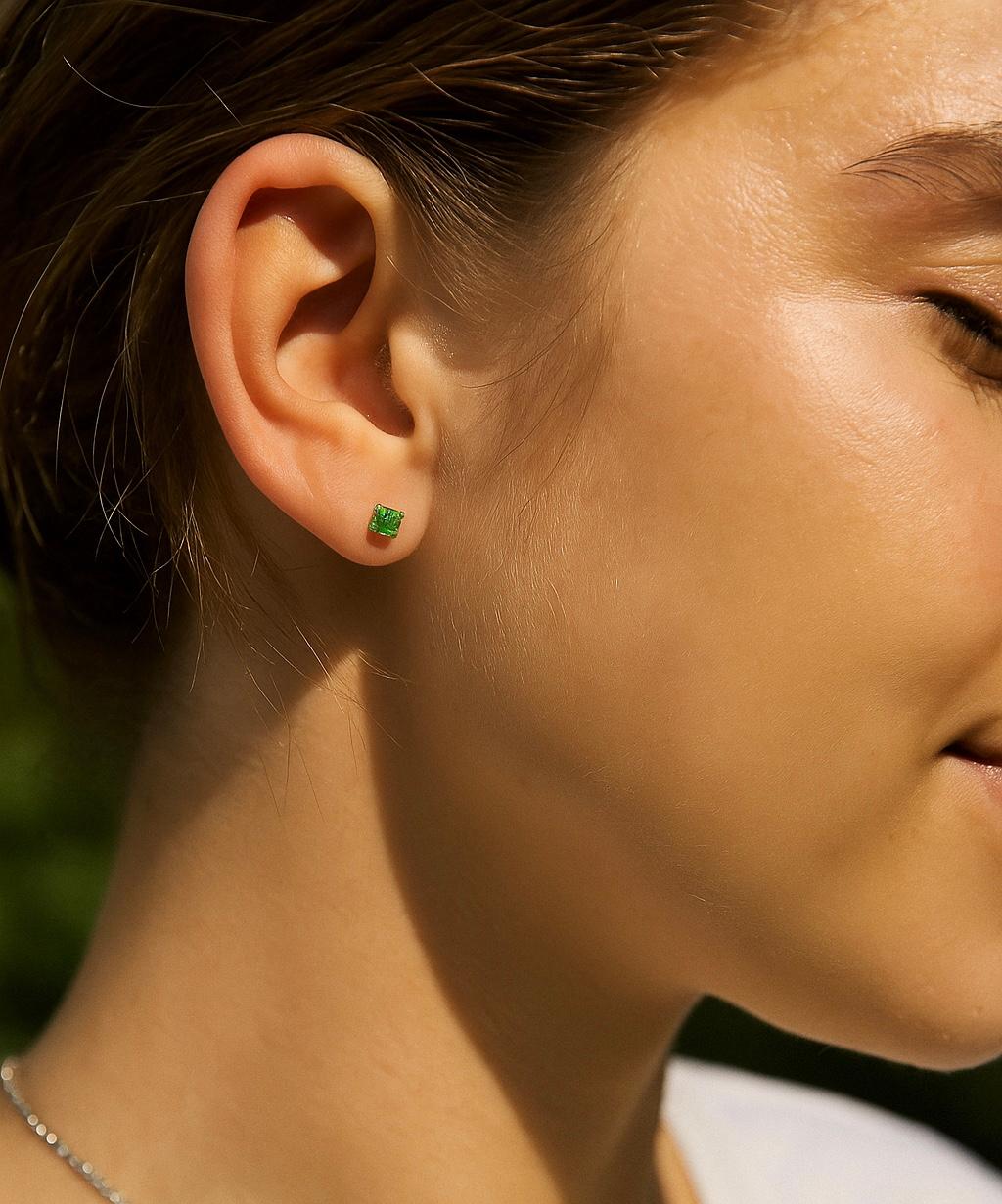 Contemporaneo Orecchini con smeraldo colombiano d'epoca in oro giallo 14 carati  Nature estratto dalla terra in vendita