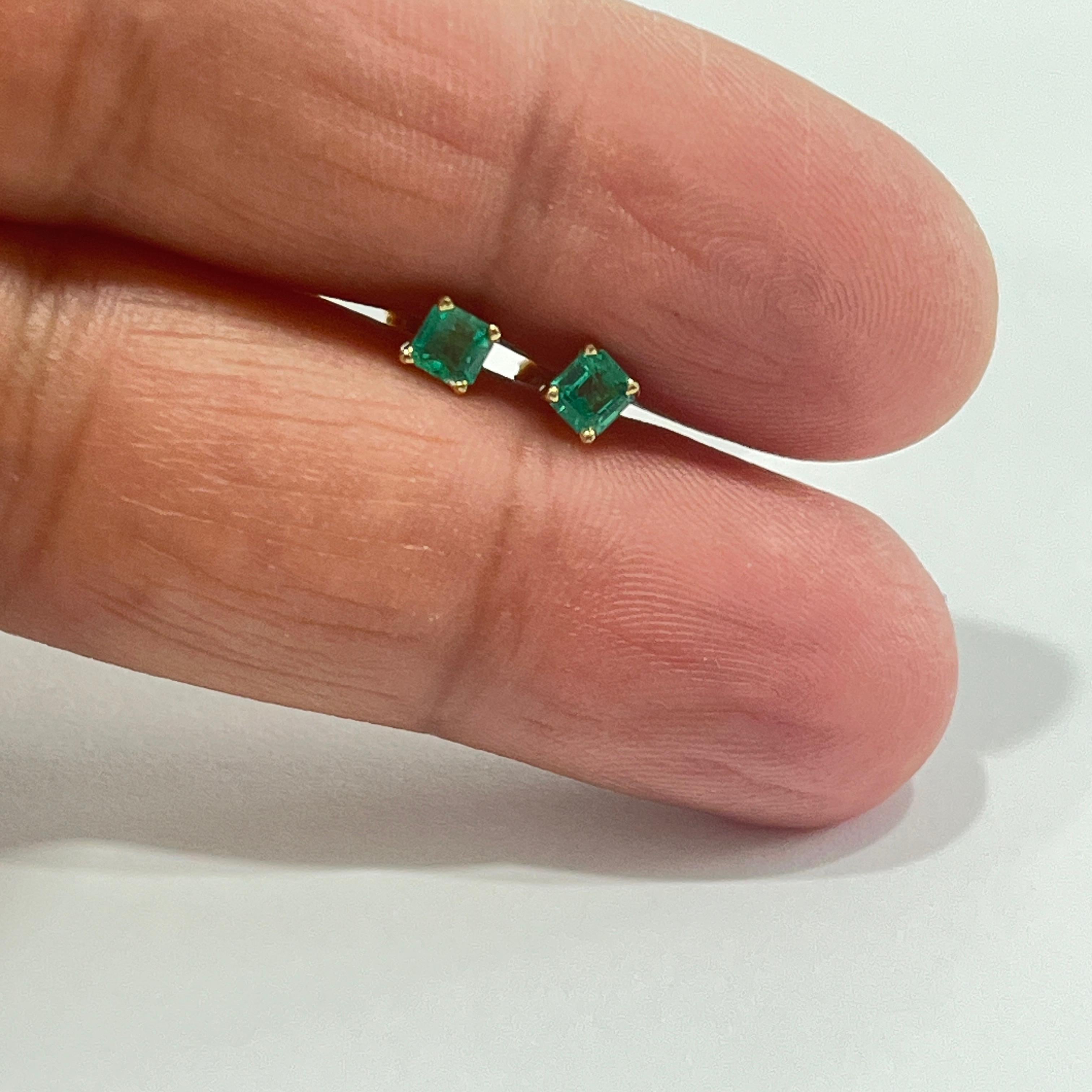 Orecchini con smeraldo colombiano d'epoca in oro giallo 14 carati  Nature estratto dalla terra In condizioni ottime in vendita a Miami, FL