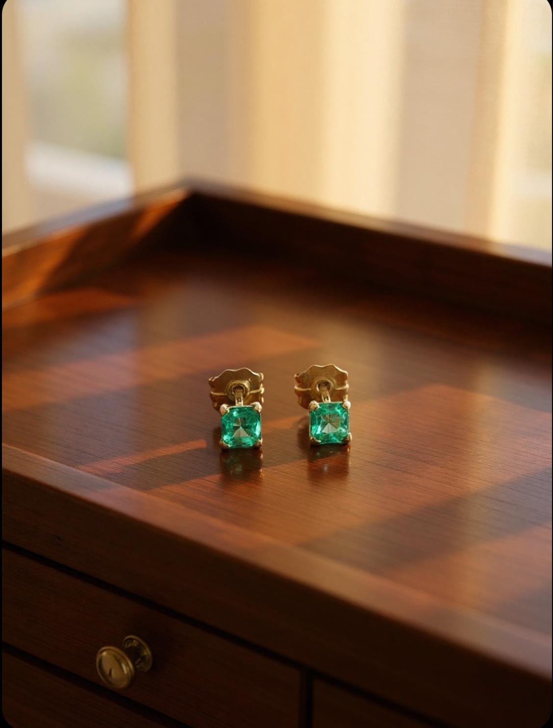 Orecchini con smeraldo colombiano d'epoca in oro giallo 14 carati  Nature estratto dalla terra in vendita 1