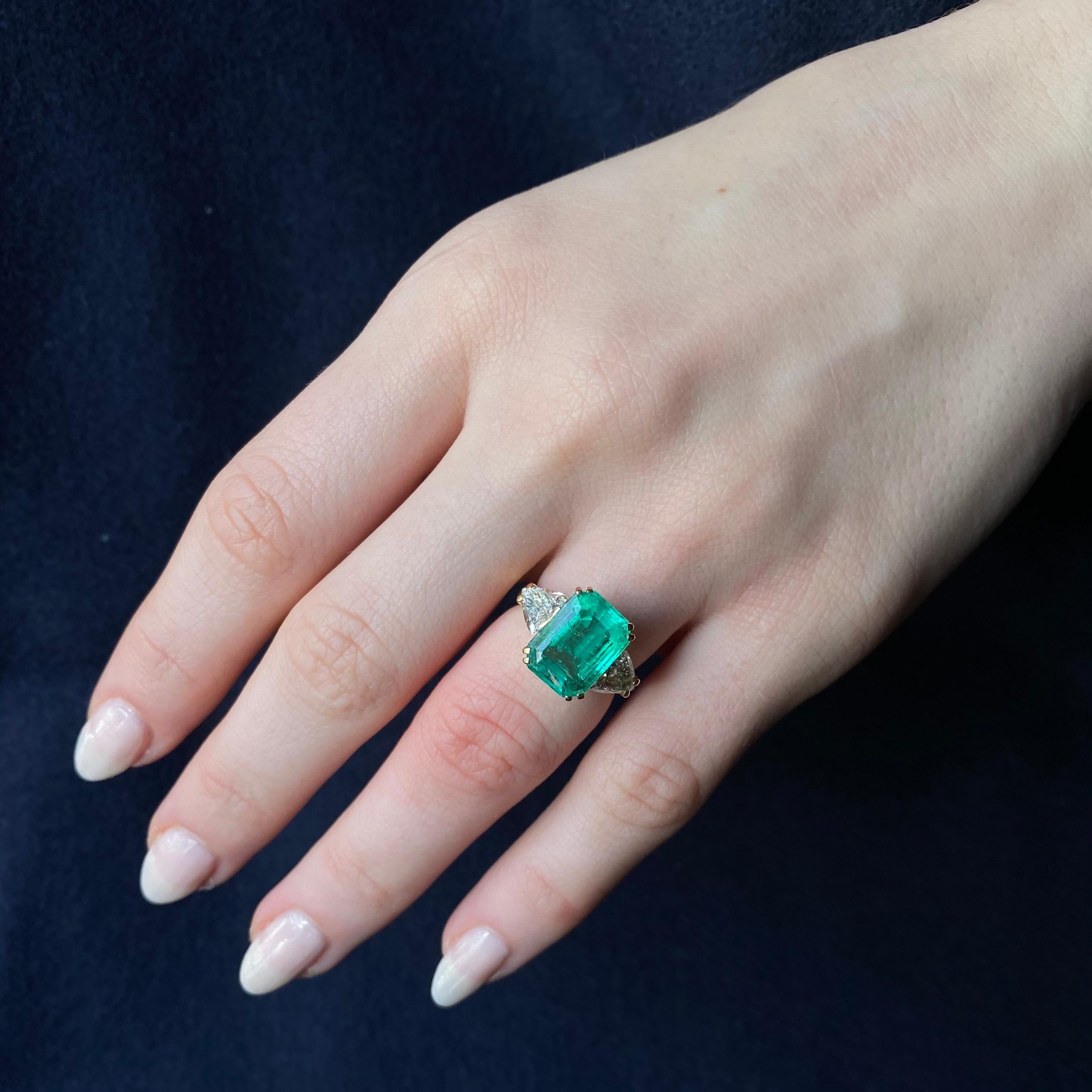 Vintage 4.5 Carat Emerald Trilliant Cut Diamond Three-Stone Gold Engagement Ring 2