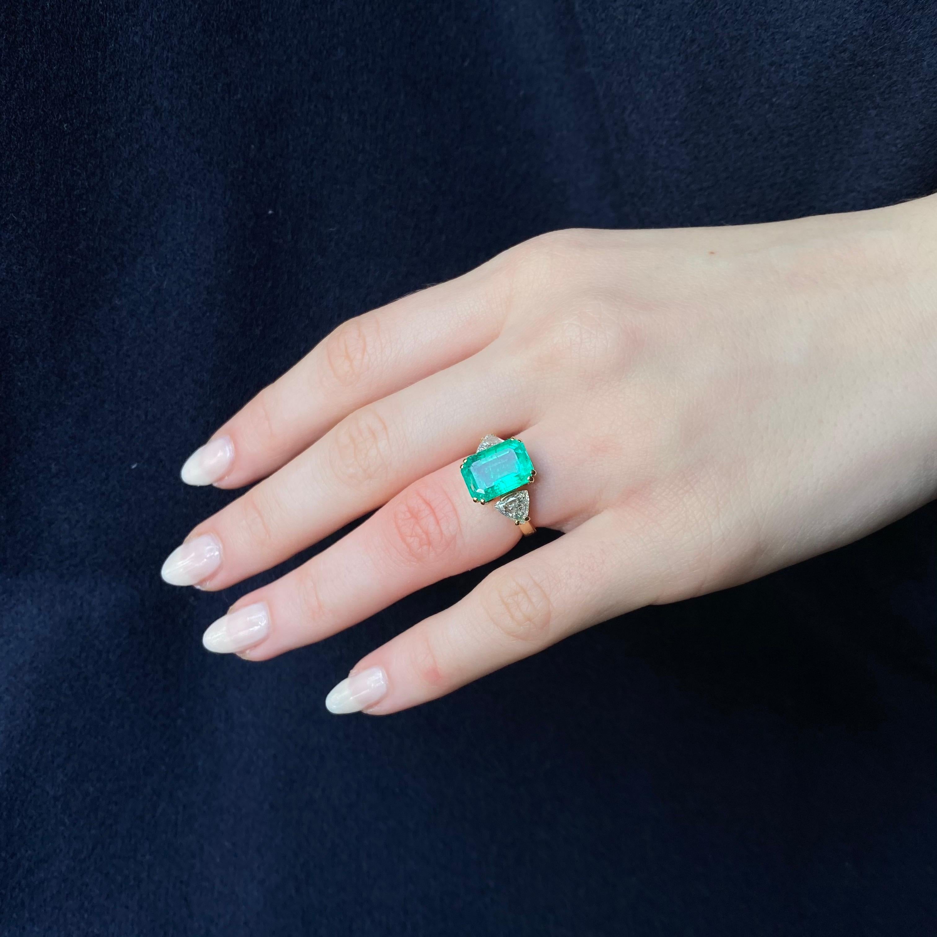 Vintage 4.5 Carat Emerald Trilliant Cut Diamond Three-Stone Gold Engagement Ring 3
