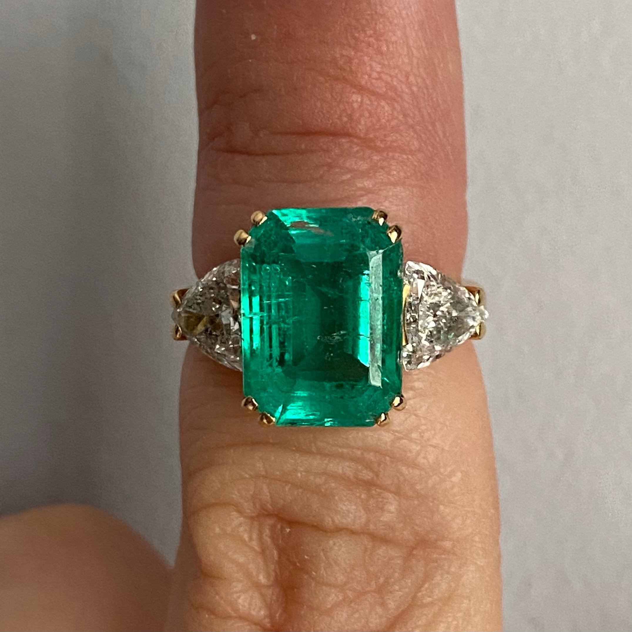 Vintage 4.5 Carat Emerald Trilliant Cut Diamond Three-Stone Gold Engagement Ring 4