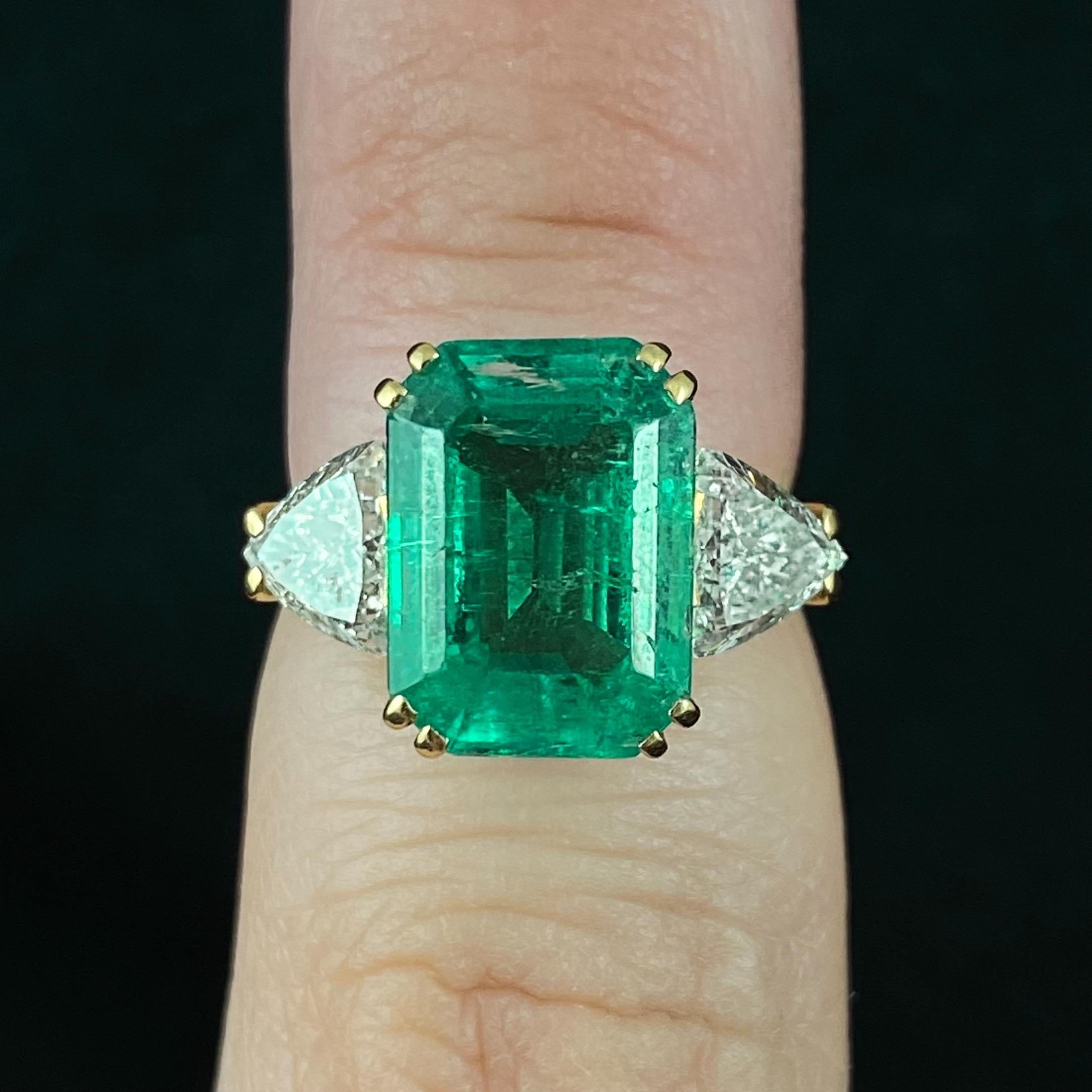 Vintage 4.5 Carat Emerald Trilliant Cut Diamond Three-Stone Gold Engagement Ring 5